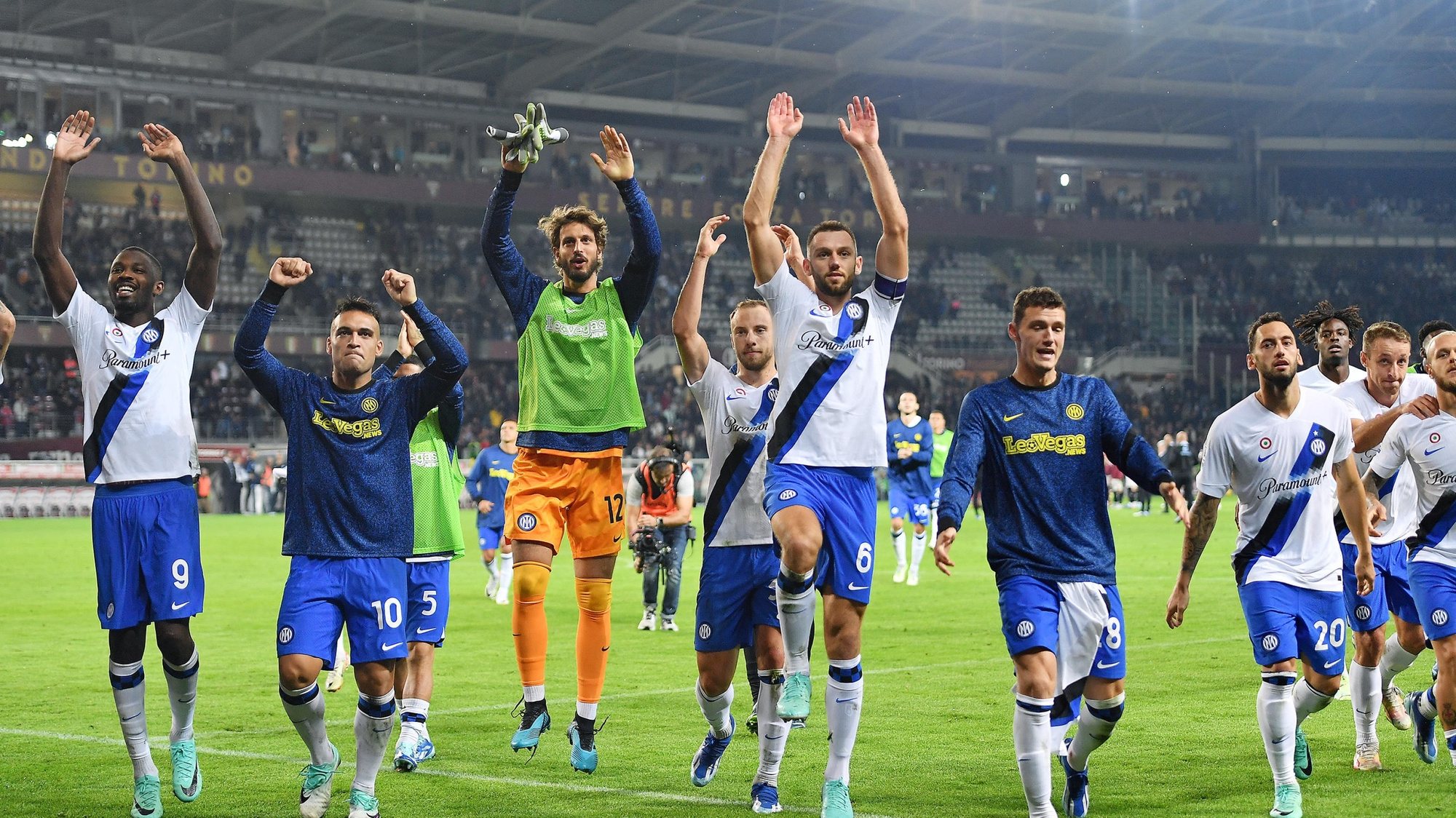 epa10931464 Players of Inter celebrate winning the Italian Serie A soccer match between Torino FC and Inter FC, in Turin, Italy, 21 October 2023.  EPA/ALESSANDRO DI MARCO
