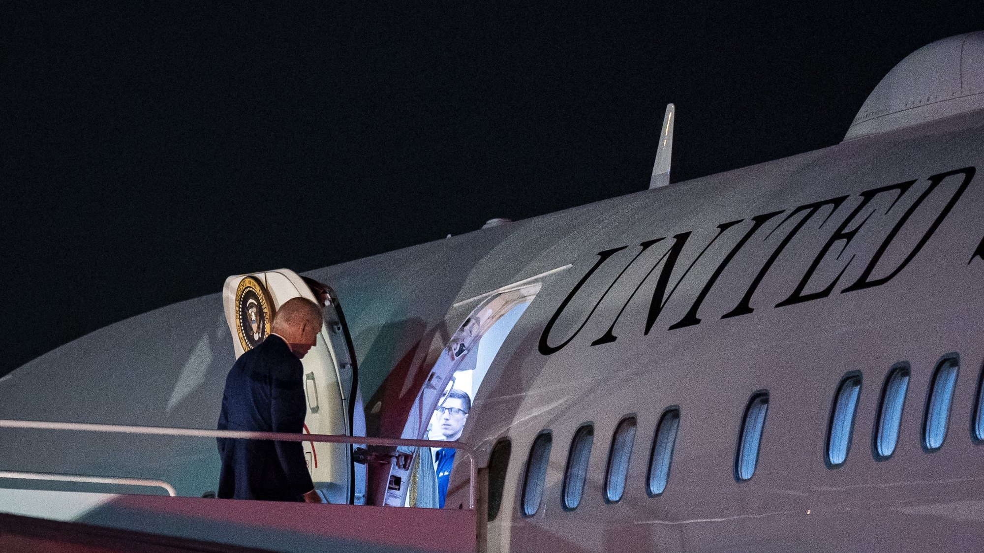 epa10929951 US President Joe Biden boards Air Force One prior to traveling to Delaware for the weekend, at Joint Base Andrews, in Prince George&#039;s County, Maryland, USA, 20 October 2023.  EPA/Al Drago / POOL