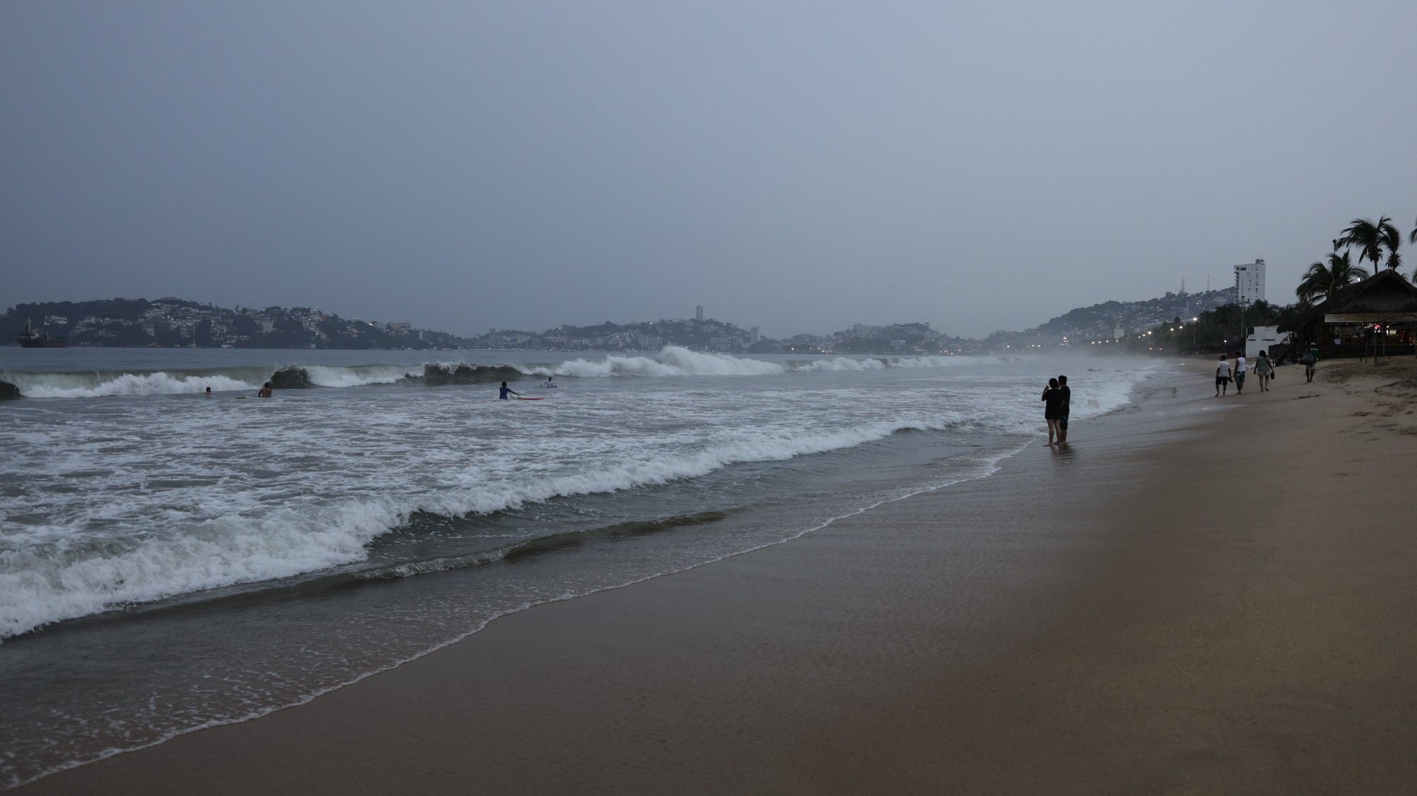 epa10937389 View of strong waves on a beach in Acapulco, Mexico, 24 October 2023. Hurricane Otis, which is moving through the Mexican Pacific towards the state of Guerrero, has rapidly intensified to category 4 on the Saffir-Simpson scale and may reach category 5 in the next few hours, the National Meteorological Service (SMN) reported this 24 October.  EPA/David Guzman