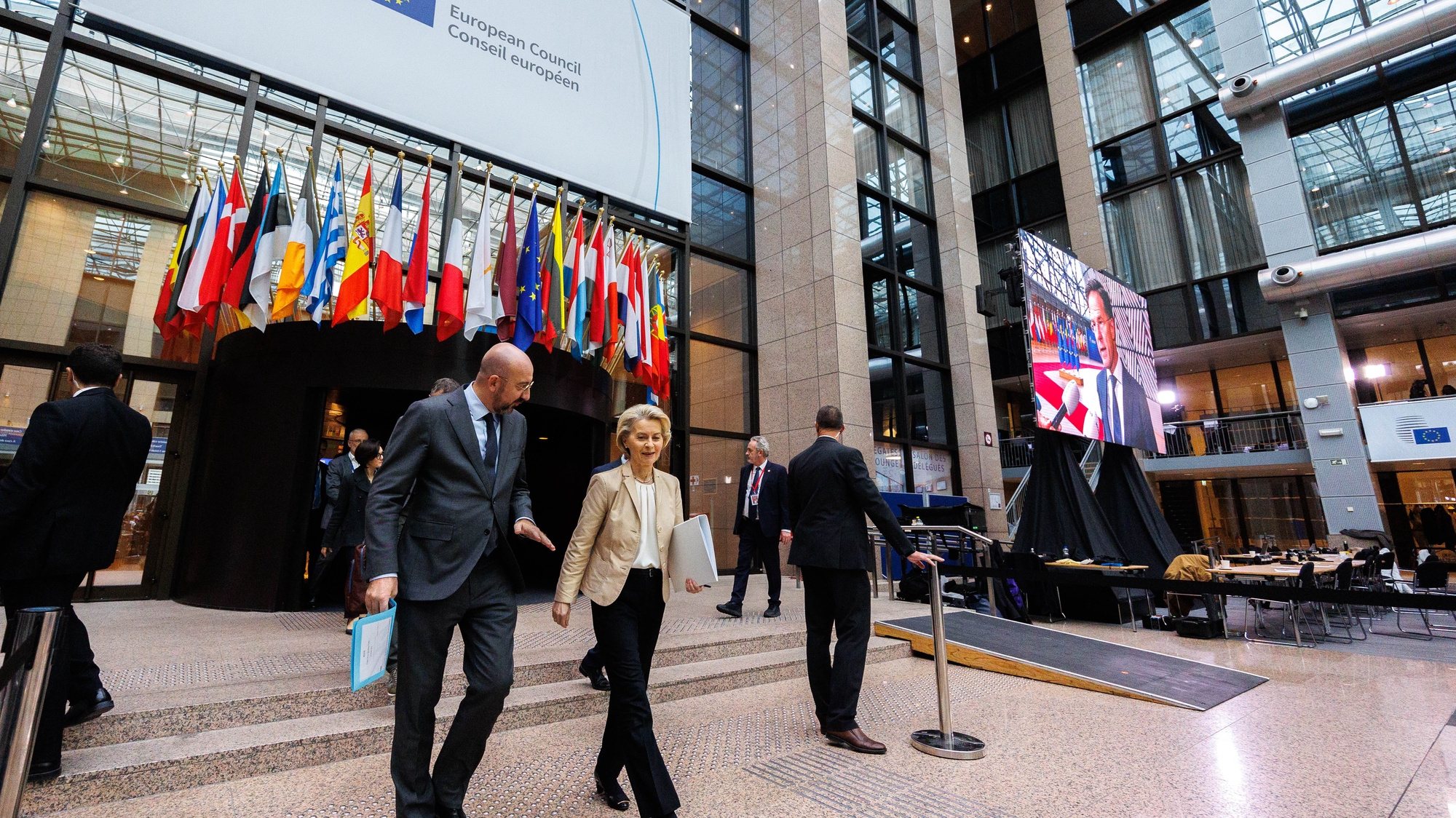 epa10942843 European Council President Charles Michel (L) and European Commission President Ursula von der Leyen arrive prior to the press conference which concludes the European Council meeting in Brussels, Belgium, 27 October 2023. In a two-day summit on 26-27 October, EU leaders are expected to address the situation in the Middle-East and Ukraine, as well as the EU&#039;s long-term budget, migration, and external relations.  EPA/OLIVIER MATTHYS