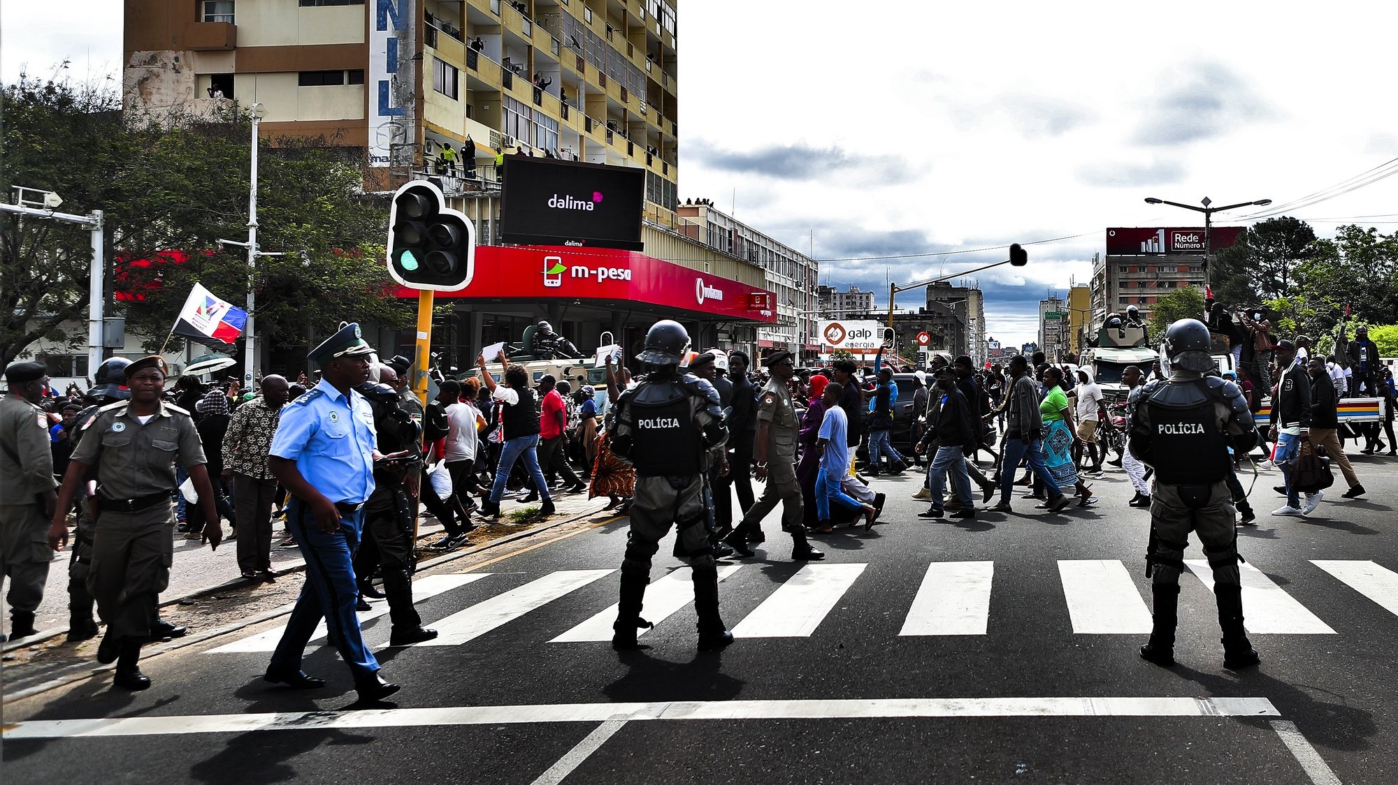 Elementos da polícia moçambicana efetuaram hoje vários disparos de gás lacrimogéneo no centro de Maputo, durante uma manifestação em que a Resistência Nacional Moçambicana (Renamo, oposição) contestava os resultados eleitorais, com a presença do presidente do partido, Maputo, Moçambique, 17 de outubro de 2023. Arrancou hoje o primeiro dia de manifestações nacionais com que a Renamo pretende contestar o que afirma ser a “megafraude” eleitoral, com milhares a protestarem contra a Frente de Libertação de Moçambique (Frelimo), partido no poder. LUÍSA NHANTUMBO/LUSA