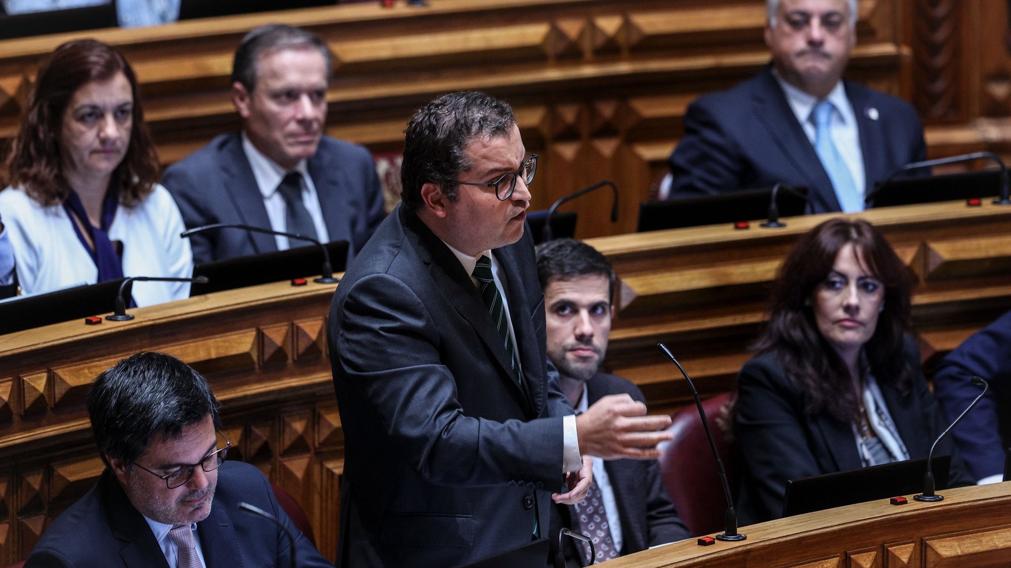 O lider parlamentar do PSD, Joaquim Miranda Sarmento, intervém durante o debate parlamentar de discussão e aprovação do Orçamento do Estado para 2024 na Assembleia da República em Lisboa, 30 de outubro de 2023. MIGUEL A. LOPES/LUSA
