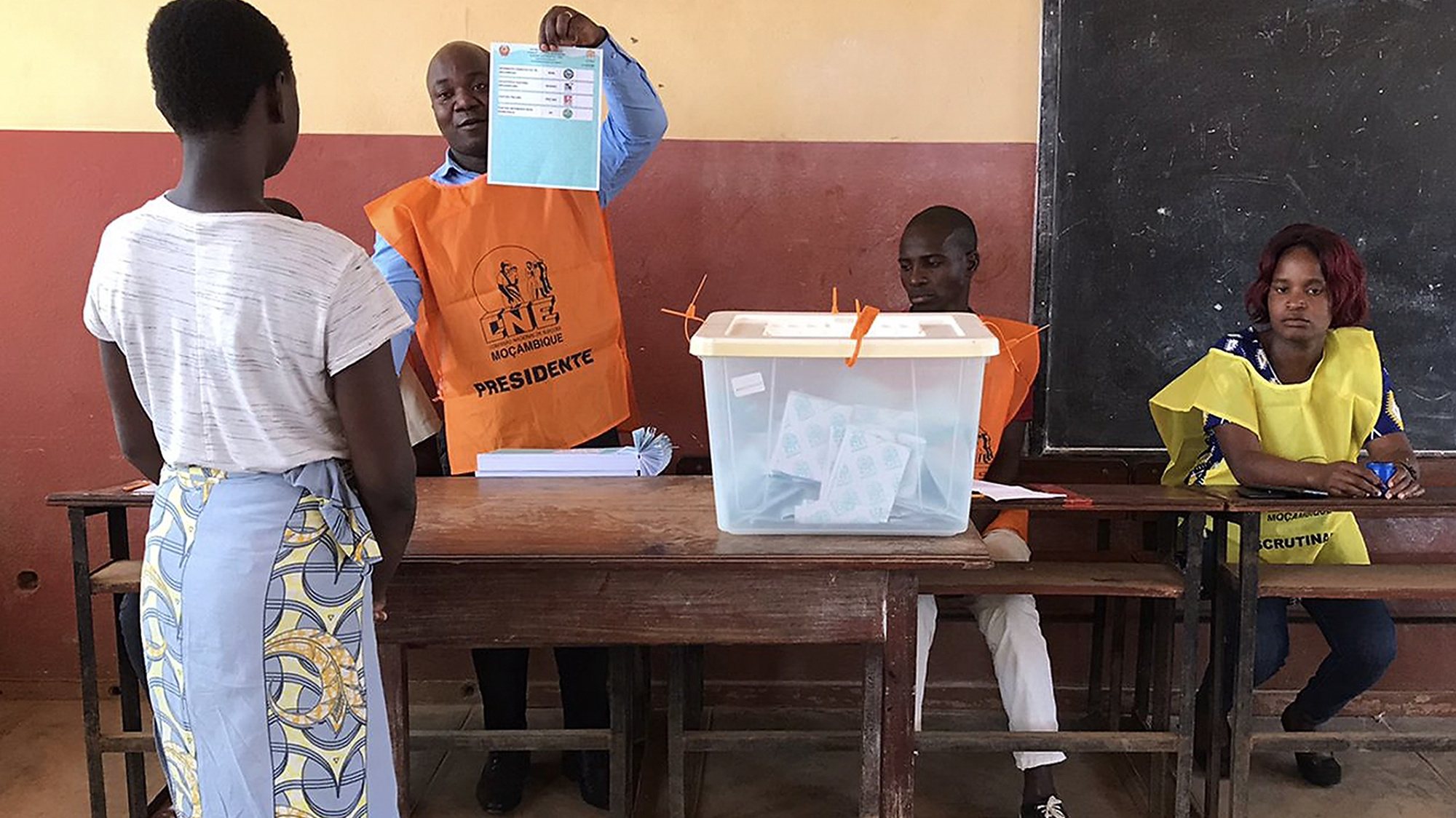 Um membro da mesa de voto exibe um boletim de voto a uma popular durante as eleições autárquicas no Chimoio, Moçambique, 11 de outubro de 2023. Mais de 8,7 milhões de eleitores moçambicanos são chamados hoje a votar nas sextas eleições autárquicas do país, em 65 municípios, dos quais 12 são novas autarquias, para elegerem 1.747 membros. ANDRÉ CATUEIRA/LUSA