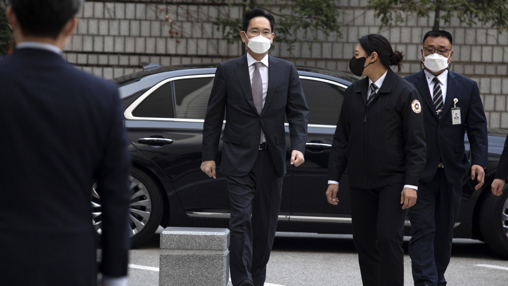 epa10297231 Lee Jae-yong (C), chairman of Samsung Group, arrives to attend his trial related to violating the Capital Market Financial Investment Business Act, at the Seoul District Court in Seoul, South Korea, 10 November 2022.  EPA/JEON HEON-KYUN