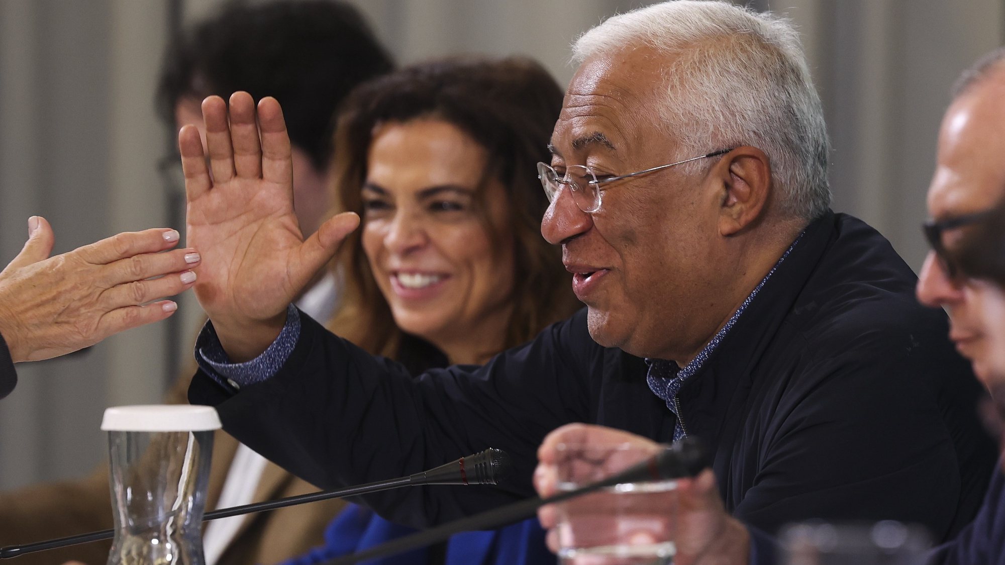 O secretário-geral do Partido Socialista António Costa (D) participa na reunião da Comissão Política Nacional, em Lisboa, 18 de novembro de 2023. MANUEL DE ALMEIDA/ LUSA