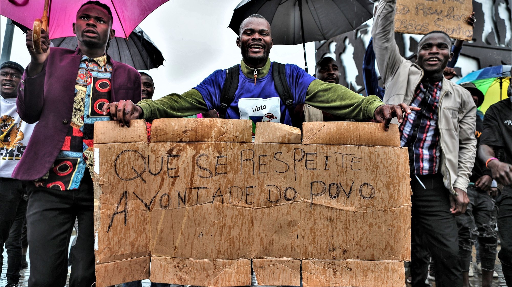 Dezenas de jovens simpatizantes do principal partido de oposição em Moçambique juntaram-se hoje, no meio da chuva, na Praça dos Combatentes para protestar contra os resultados das sextas eleições autárquicas em Moçambique, reclamando vitória da Resistência Nacional Moçambicana (Renamo), em Maputo, Moçambique, 16 de outubro de 2023. De acordo com o edital de apuramento intermédio apresentado hoje, a lista da Frelimo na cidade de Maputo, liderada por Razaque Manhique, recolheu 235.406 votos (58,78%), a da Renamo 134.511 votos (33,59%) e o MDM 24.365 votos (6,8%). LUÍSA NHANTUMBO/LUSA