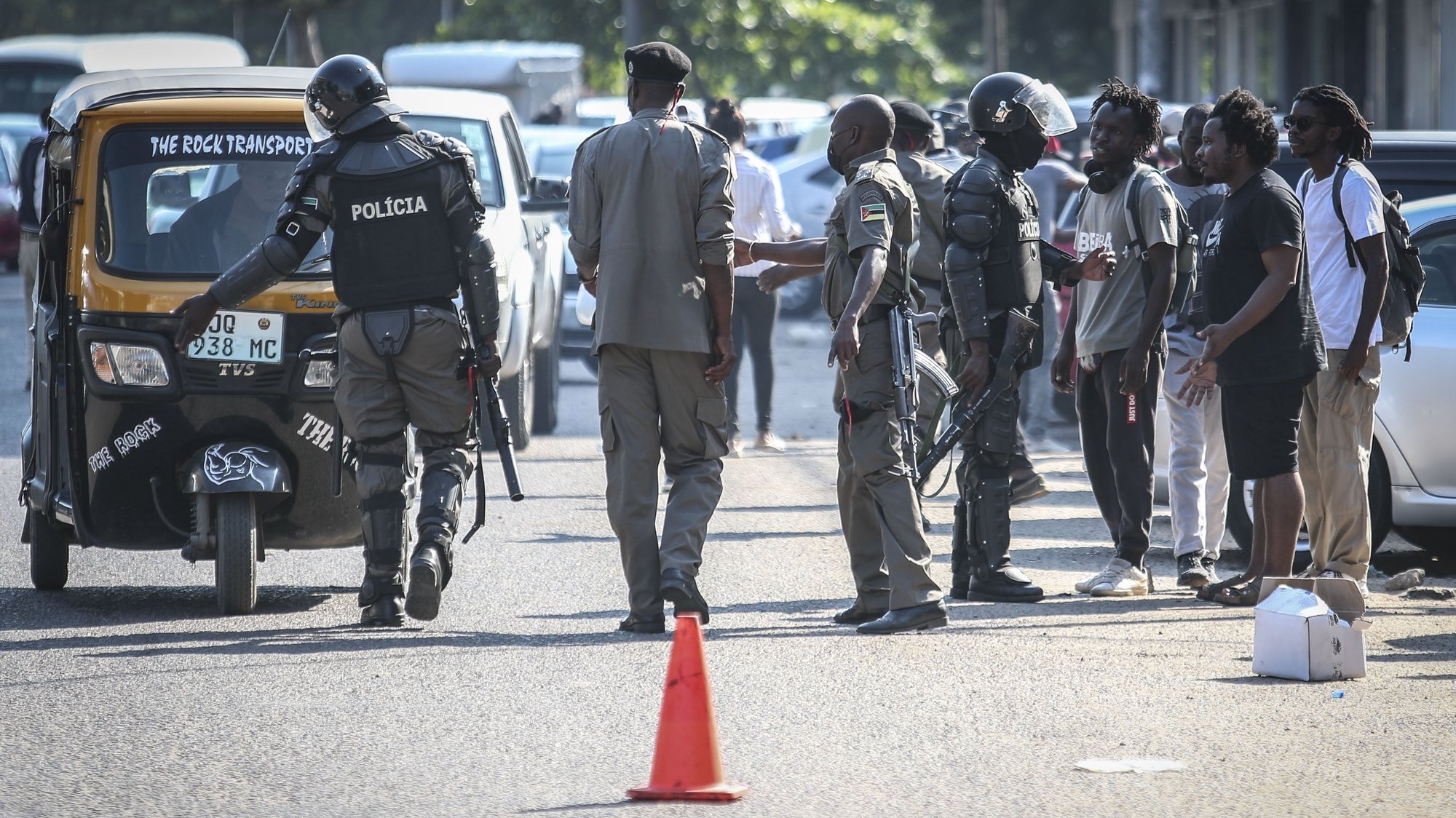 A polícia moçambicana está a dispersar com gás lacrimogéneo uma marcha em Maputo de homenagem ao &#039;rapper&#039; de intervenção social Azagaia, que morreu há uma semana vítima de doença, Moçambique, 18 de março de 2023. LUIS MIGUEL FONSECA/LUSA