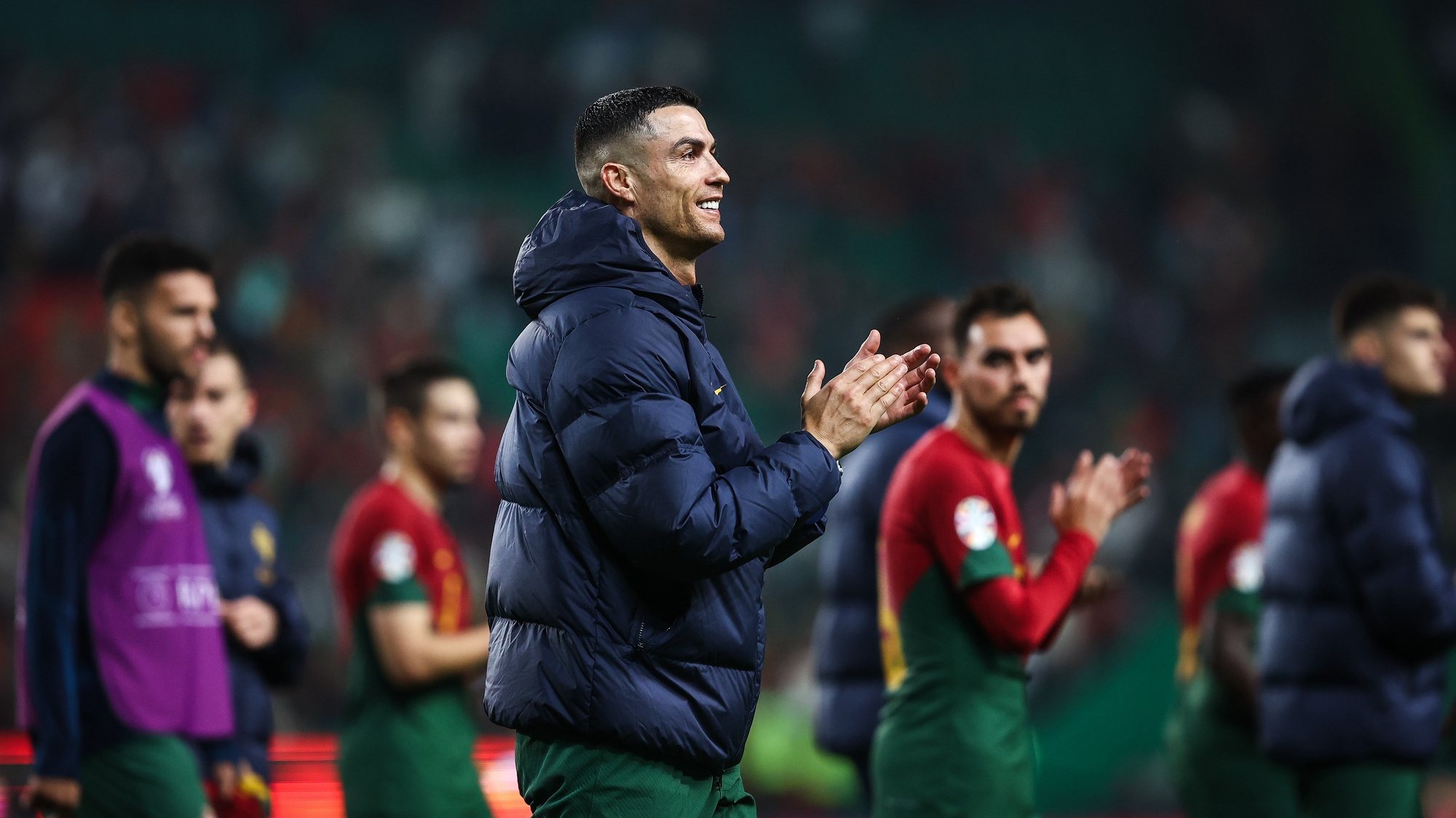 epa10985451 Portugal&#039;s Cristiano Ronaldo applauds supporters after winning the UEFA EURO 2024 Group J qualifying soccer match between Portugal and Iceland in Lisbon, Portugal, 19 November 2023.  EPA/RODRIGO ANTUNES