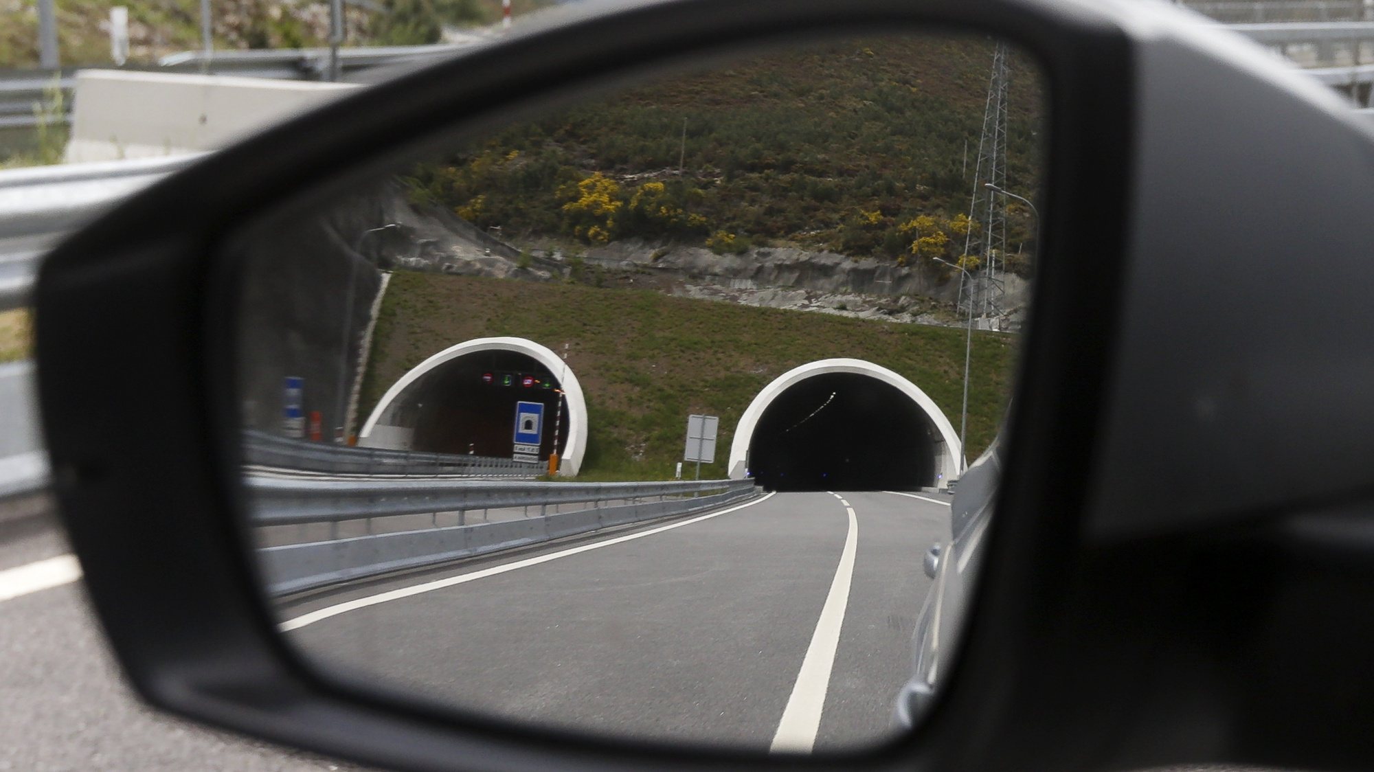 O Túnel do Marão, aberto há um ano, ajudou a minimizar o impacto da interioridade em Vila Real, a atrair empresas e passou a ser a principal opção dos utentes nas deslocações para o Litoral, Vila Real, 4 de maio de 2017. A Autoestrada do Marão concluiu o prolongamento da A4 de Amarante até Vila Real, inclui um túnel rodoviário de 5,6 quilómetros e abriu ao trânsito a 08 de maio de 2016. (ACOMPANHA TEXTO DO DIA 6 DE MAIO DE 2017). JOSÉ COELHO/LUSA
