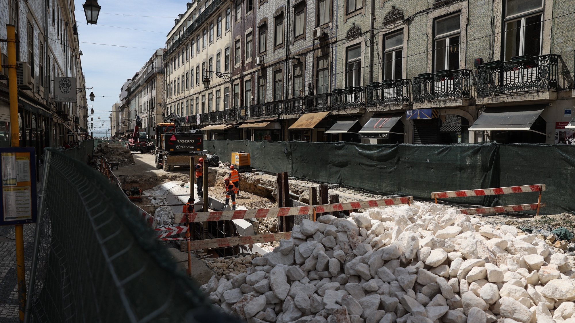 Obras na Rua da Prata, em Lisboa, que se encontra encerrada ao trânsito devido a obras em toda a zona da baixa, 2 de maio de 2023. (ACOMPANHA TEXTO DE 03 DE MAIO DE 2023). MIGUEL A. LOPES/LUSA