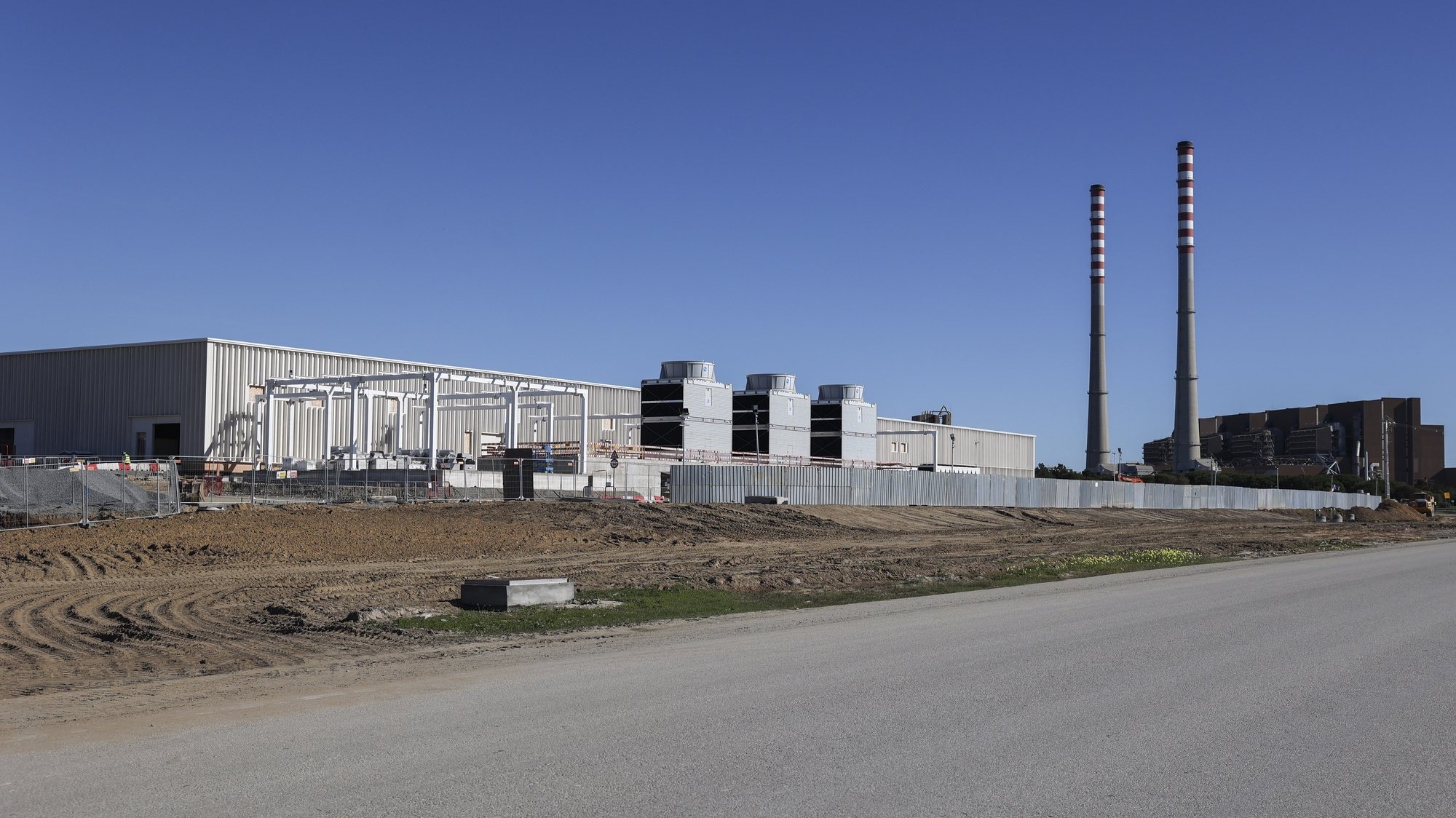 Construção do edifício do centro de dados NEST – New &amp; Emerging Sustainable Technologies, localizado na Zona Industrial e Logística de Sines (ZILS), nos terrenos contíguos à recentemente encerrada Central Termoelétrica a Carvão de Sines, em Sines, 22 de novembro 2023. O NEST insere-se no projeto SINES 4.0, um dos maiores data centers europeus. Composto por 9 edifícios (NEST com 15MW e mais 8 edifícios com 60 MW de capacidade cada), o data center será 100% verde e quando estiver terminado, em 2027, terá 495 MW de capacidade total. (ACOMPANHA TEXTO DA LUSA DE 26 DE NOVEMBRO DE 2023). MIGUEL A. LOPES/LUSA