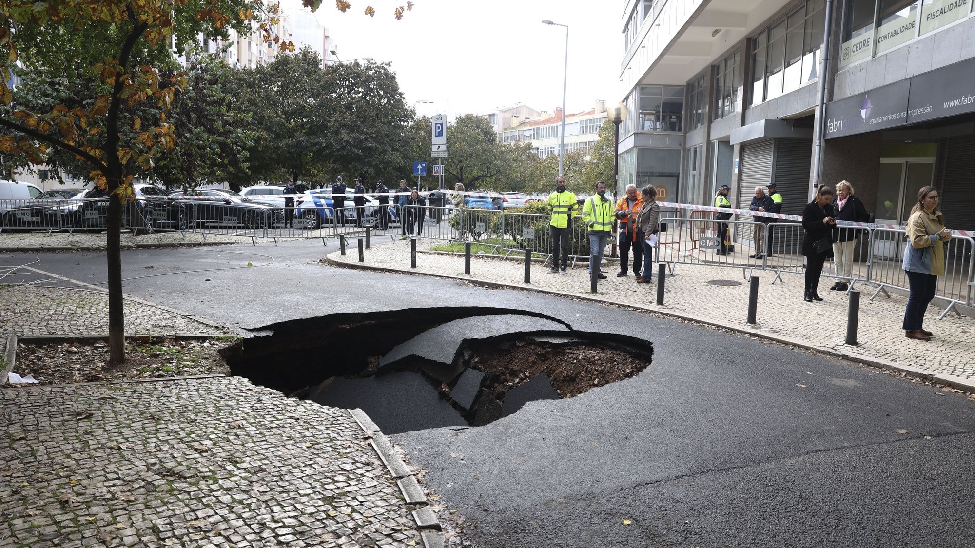 O abatimento de estrada em Algés esta manhã não causou feridos ou estragos materiais, Oeiras, 28 de novembro de 2023. MANUEL DE ALMEIDA/LUSA