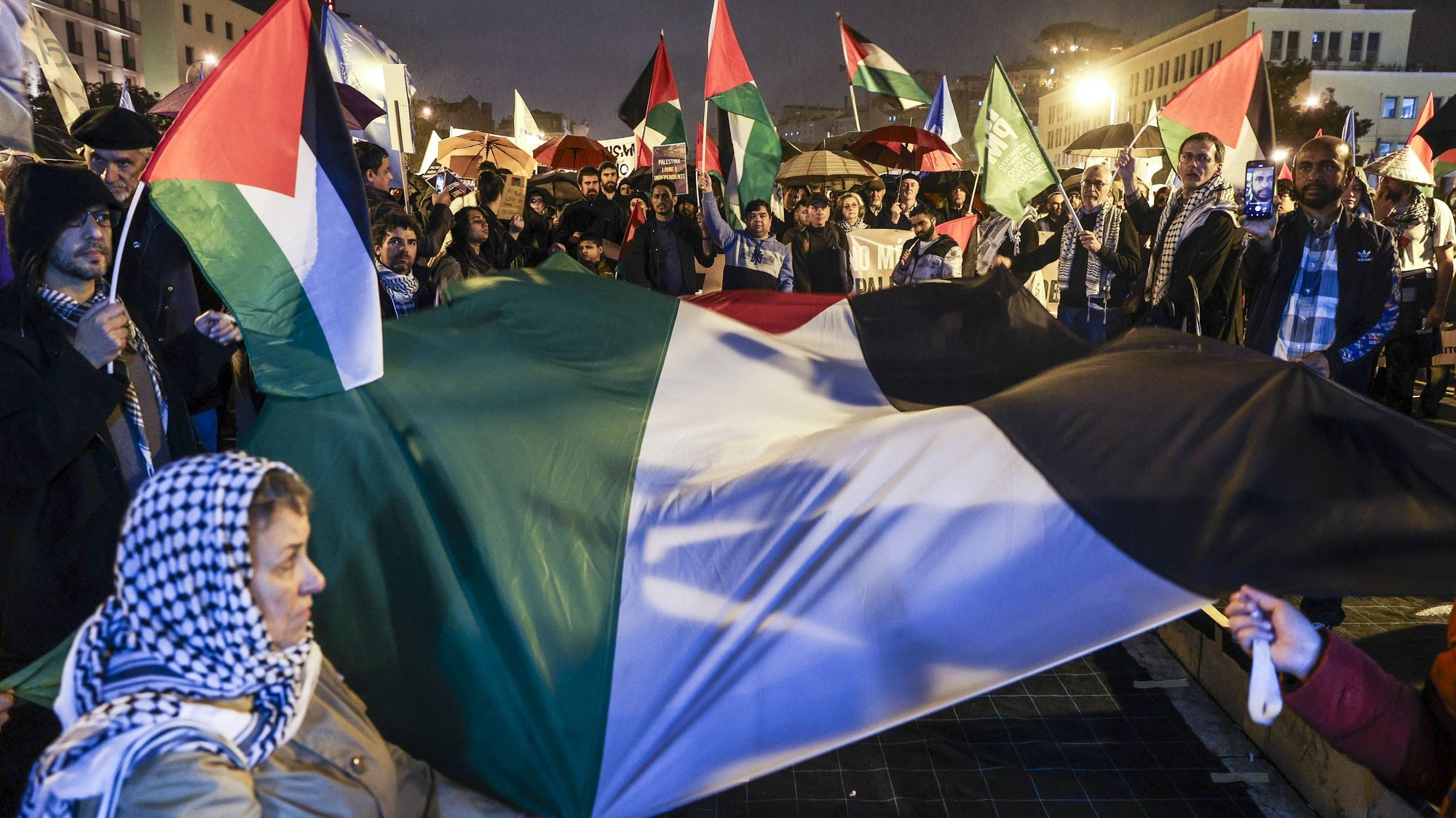 Populares participam numa ação que assinala o Dia Internacional de Solidariedade com o Povo Palestiniano, organizada pela CGTP-IN e Conselho Português para a Paz e Cooperação, Lisboa, 29 de novembro de 2023. MIGUEL A. LOPES/LUSA