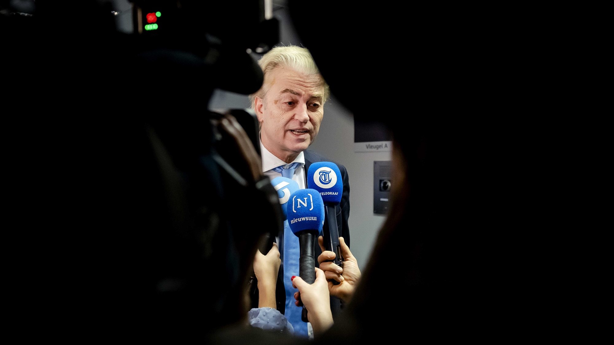 epa10997570 Far-right PVV leader Geert Wilders speaks to the press in The Hague, The Netherlands, 27 November 2023, about the immediate departure of his &#039;coalition scout&#039; Gom van Strien. The PVV senator van Strien  is associated with fraud following accusations by his former employer Utrecht Holdings of fraud and bribery.  EPA/Robin van Lonkhuijsen