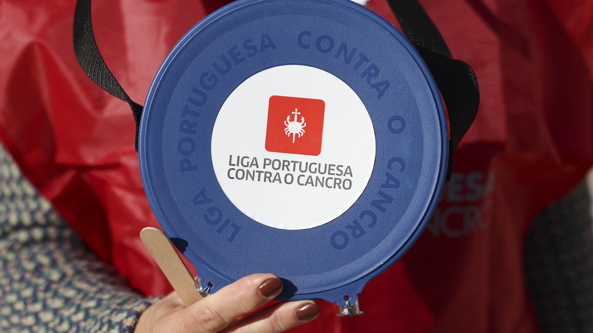 Caixa utilizada  para o peditório da  Liga Portuguesa Contra o Cancro (LPCC), em  Lisboa, 05 de novembro de 2023. ANTÓNIO COTRIM/LUSA