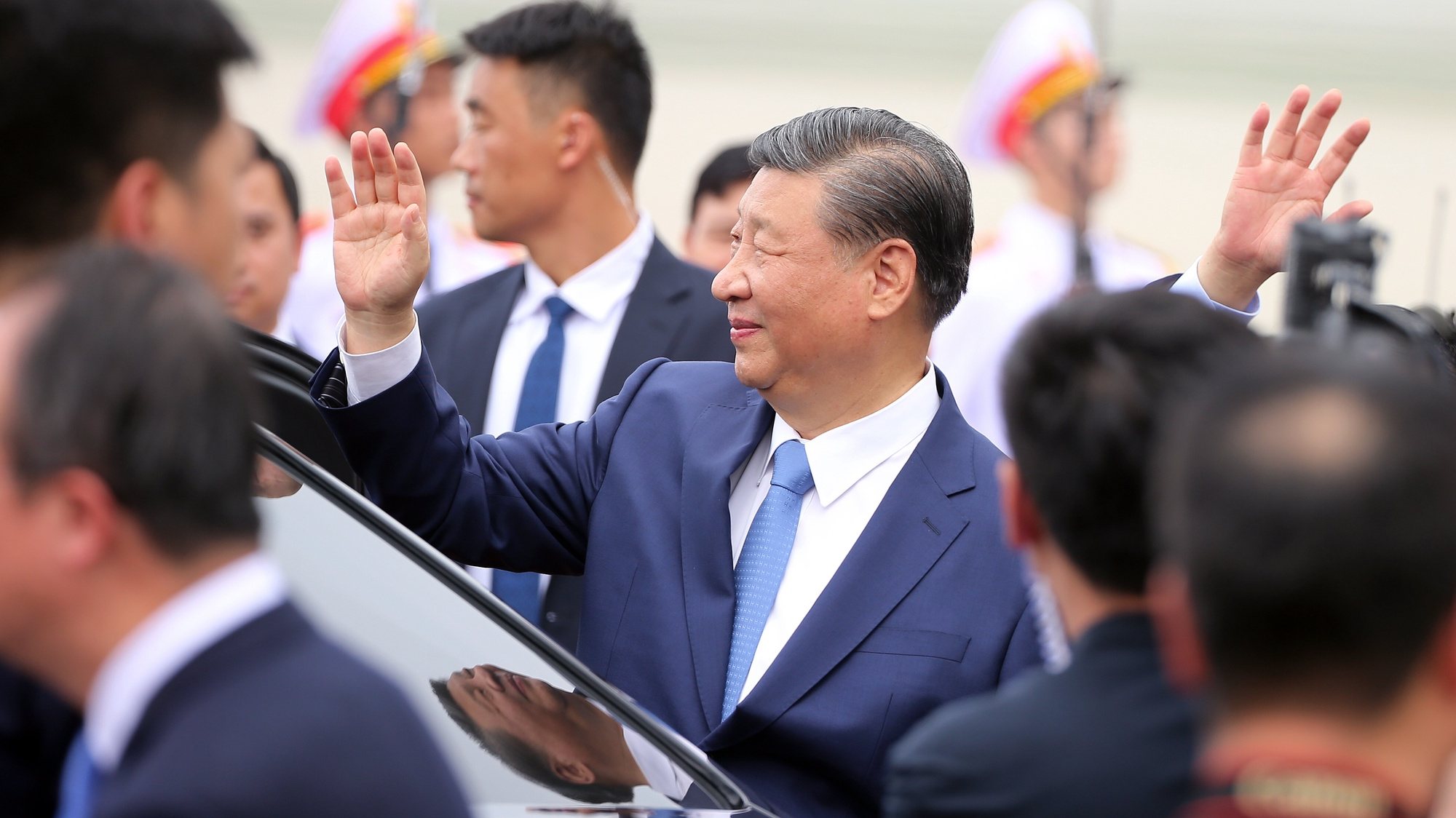 epa11023935 Chinese President Xi Jinping (C) waves as he arrives at Noi Bai International airport in Hanoi, Vietnam, 12 December 2023. Xi is on an official visit to Vietnam from 12 to 13 December 2023.  EPA/LUONG THAI LINH / POOL
