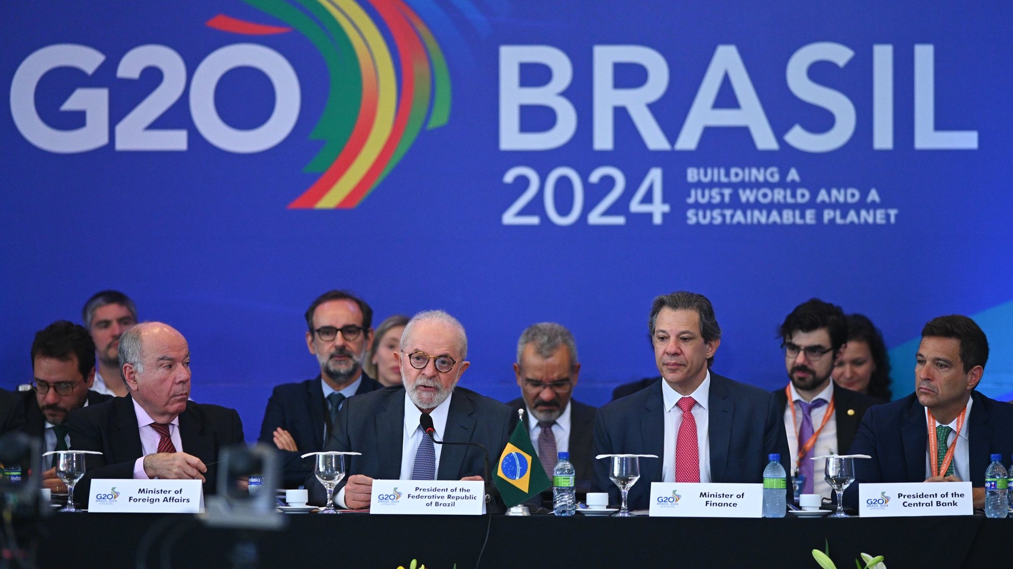 epa11026649 Brazilian President Luiz Inacio Lula da Silva (2-L) talks with Brazilian Foreign Minister Mauro Vieira (L), Finance Minister Fernando Haddad (2-R) and President of the Central Bank of Brazil Roberto Campos Neto (R) during a meeting with G20 deputy finance ministers and central bank vice presidents at the Itamaraty Palace in Brasilia, Brazil, 13 December 2023. G20 representatives began their first round of consultations under the presidency of Brazil, whose delegation highlighted the social accent it will impose on the discussions of a group that has a strong economic interest, official sources reported.  EPA/Andre Borges