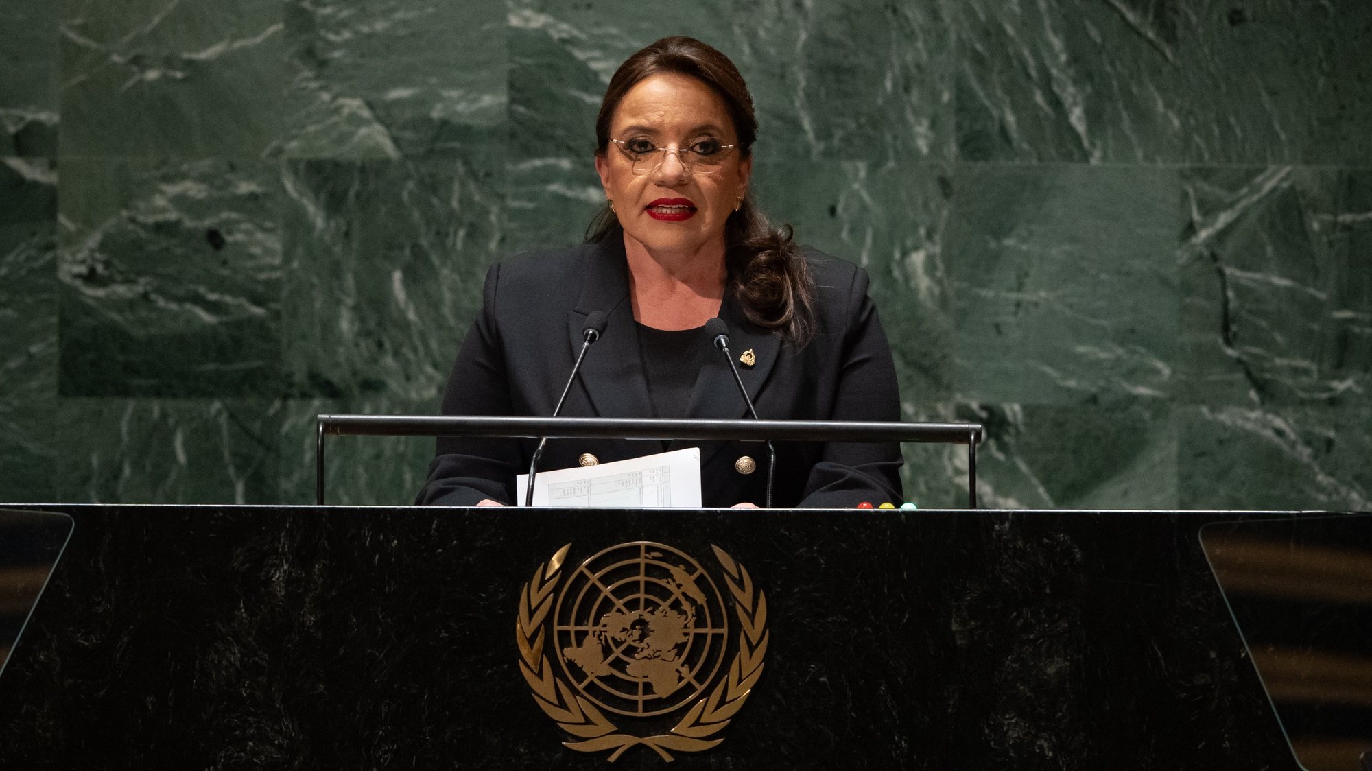 epa10872580 President of Honduras Iris Xiomara Castro Sarmiento speaks during the 78th session of the United Nations General Assembly at United Nations Headquarters in New York, New York, USA, 20 September 2023.  EPA/ADAM GRAY