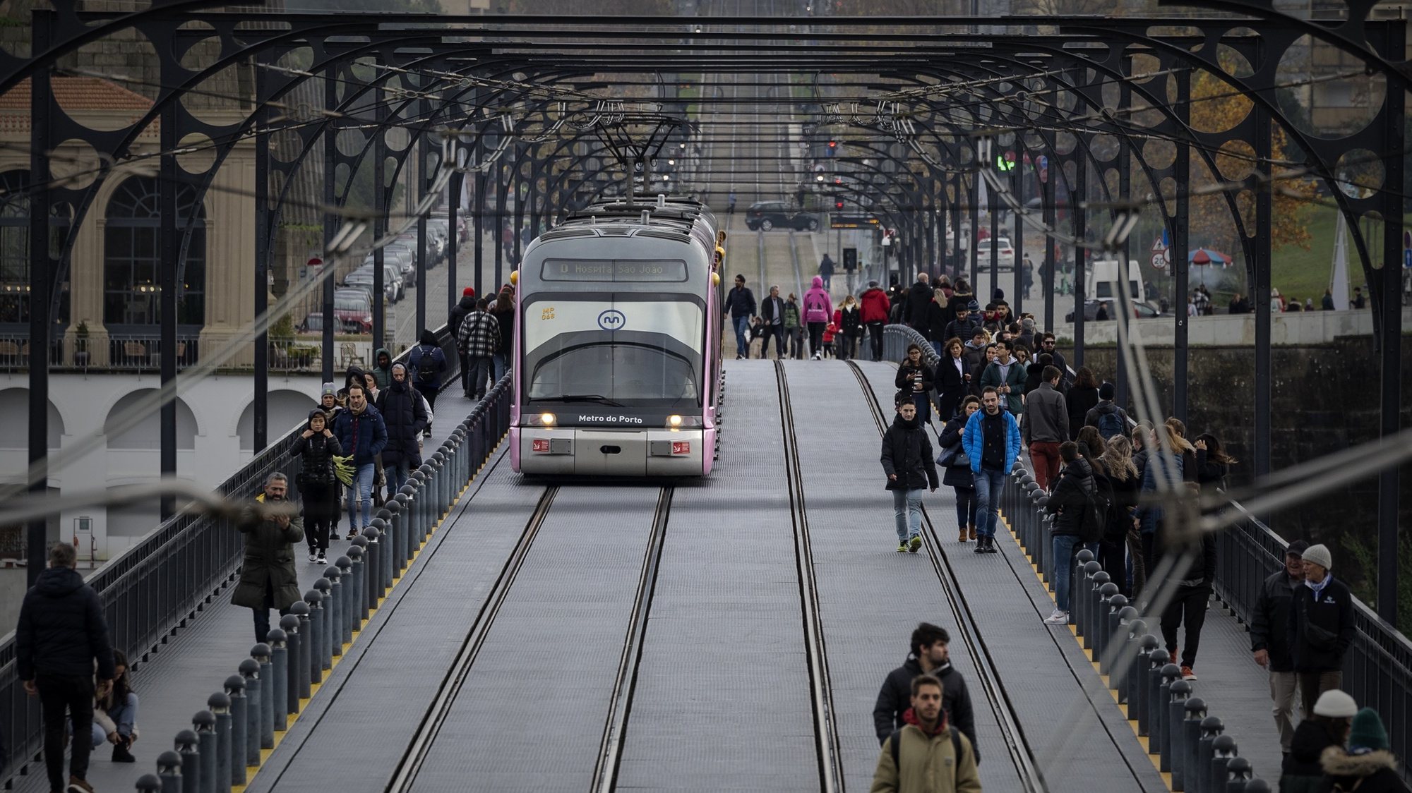 O metro passa a ponte D. Luís no Porto, 5 de dezembro de 2022. O Metro do Porto celebra este mês o seu 20º Aniversário. (ACOMPANHA TEXTO DE 06 DE DEZEMBRO DE 2022). JOSÉ COELHO/LUSA