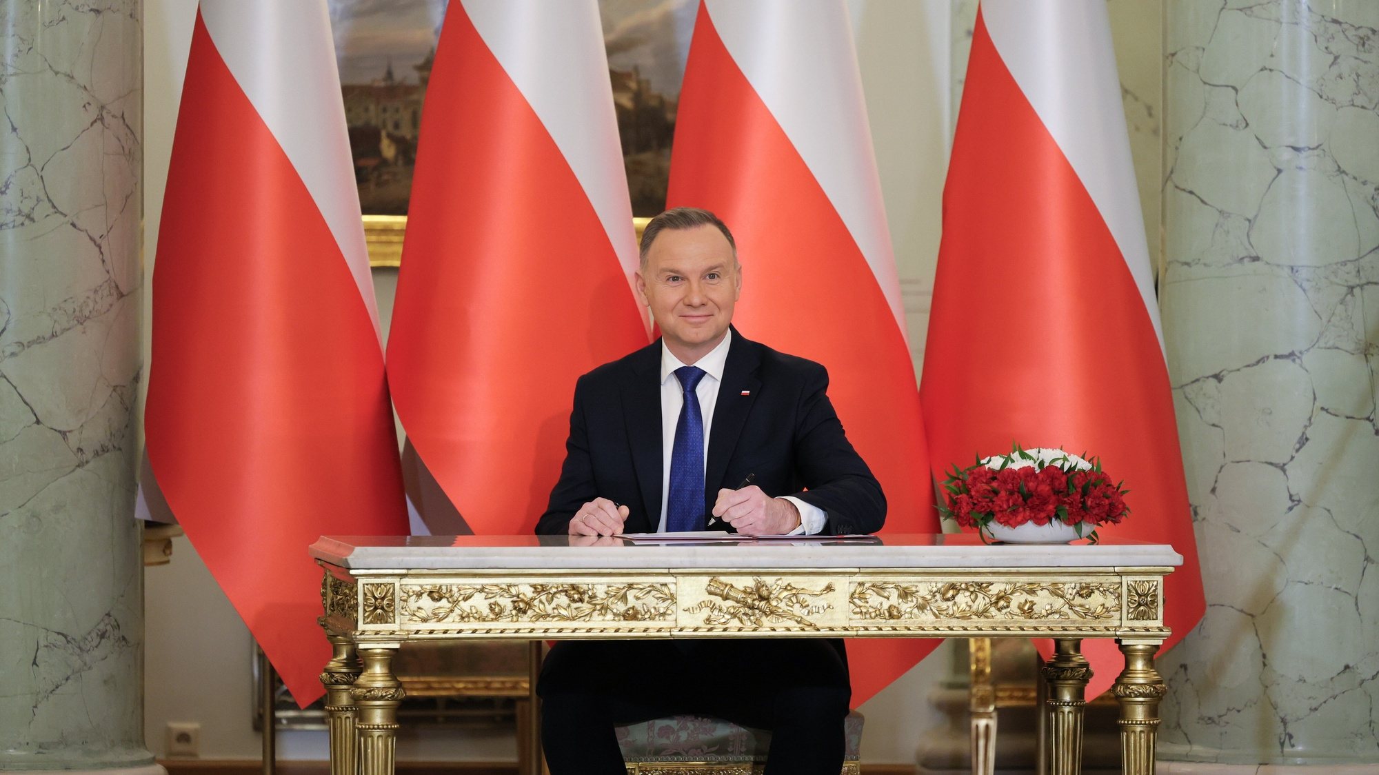epa11026015 Poland&#039;s President Andrzej Duda signs the document of swearing-in Donald Tusk as Prime Minister in the new government in Warsaw, Poland, 13 December 2023. Poland&#039;s President swore in the ministers in Tusk&#039;s new Cabinet.  EPA/Pawel Supernak POLAND OUT