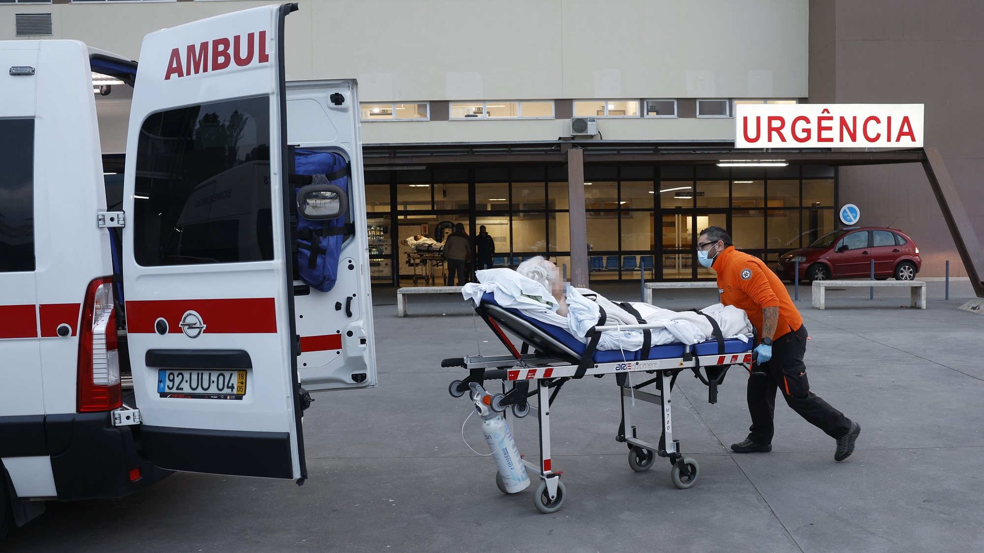 Uma paciente numa maca é encaminhada para o serviço de urgência do Hospital de Abrantes, Centro Hospitalar Médio Tejo (CHMT), em Abrantes, 28 de dezembro de 2023. ANTÓNIO PEDRO SANTOS/LUSA