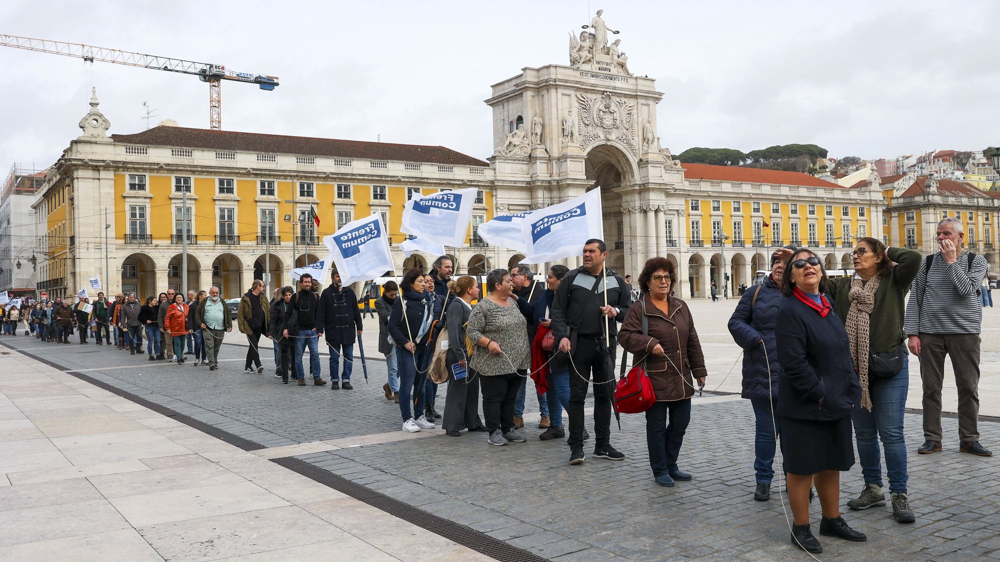 Membros da Frente Comum participam num &quot;Cordão Reivindicativo”, em luta pelos problemas dos trabalhadores da Administração Pública, num percurso entre o Rossio e o Cais das Colunas, em Lisboa, 16 de janeiro de 2024. JOSÉ SENA GOULÃO/LUSA