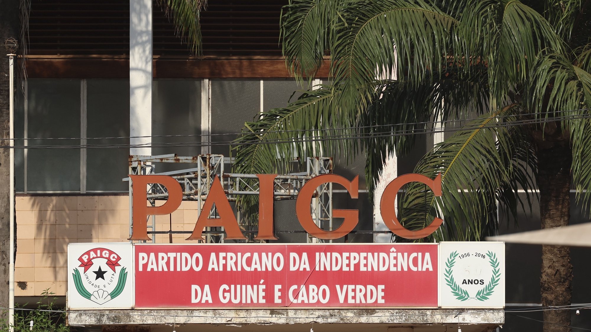 Fachada da sede do  PAIGC, na Guiné-Bissau, em Bissau, 17  de novembro  de 2023. ANTÓNIO COTRIM/LUSA