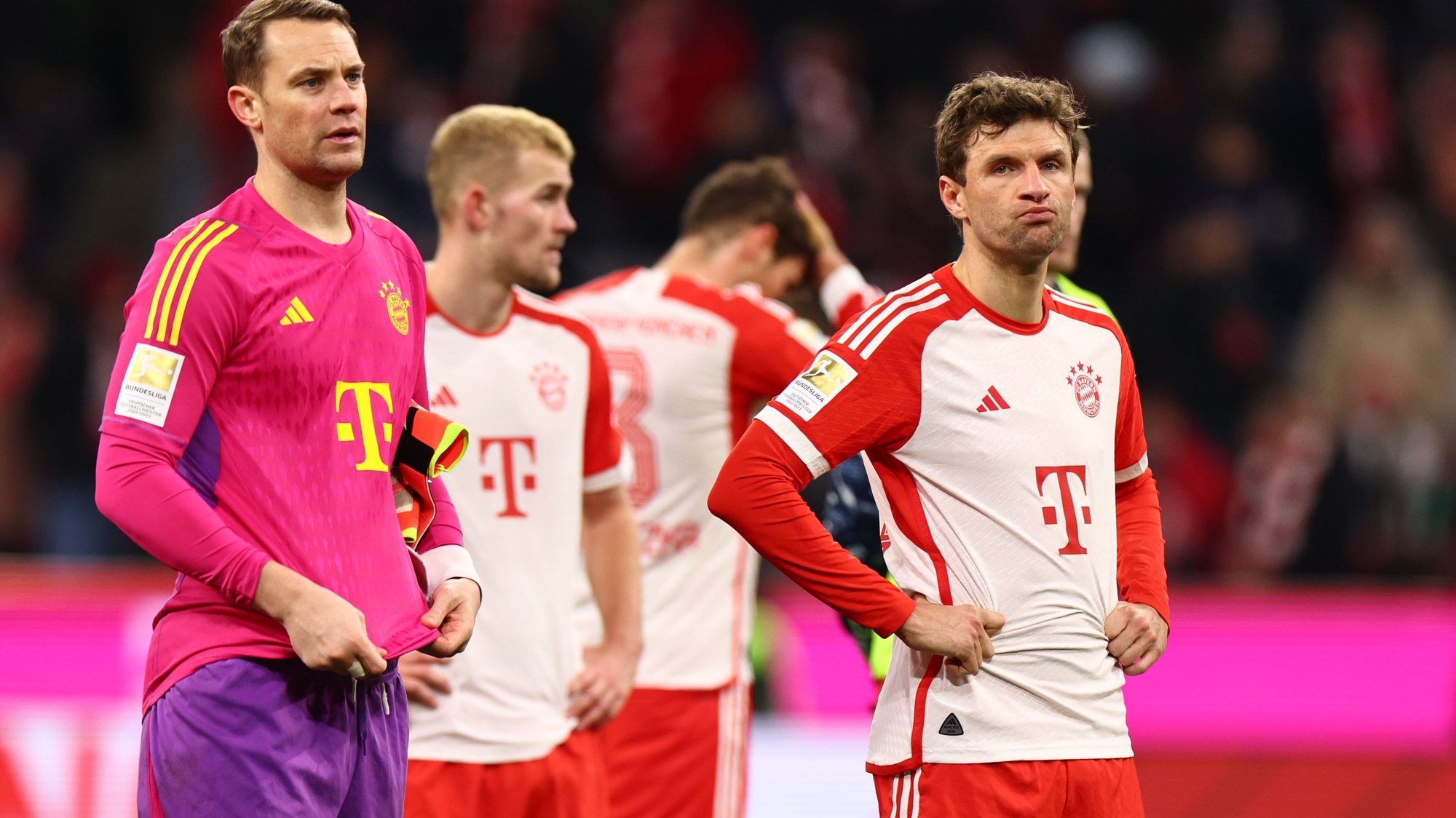 epa11094596 Munich&#039;s Thomas Mueller (R) reacts after losing the German Bundesliga soccer match between FC Bayern Munich and Werder Bremen in Munich, Germany, 21 January 2024.  EPA/ANNA SZILAGYI CONDITIONS - ATTENTION: The DFL regulations prohibit any use of photographs as image sequences and/or quasi-video.