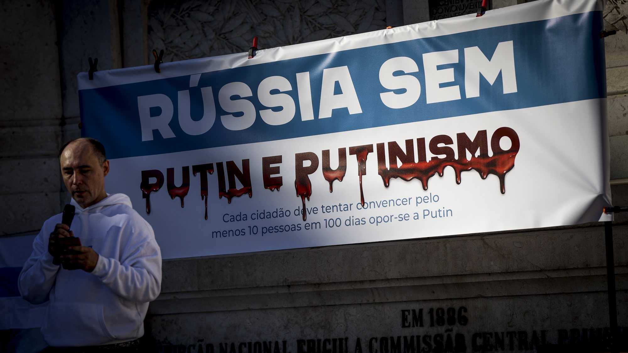 Manifestantes participam no protesto pela &quot;Rússia sem Putin e sem Putinismo”, organizada pela Associação de russos livres, na Praça dos Restauradores, em Lisboa, 21 de janeiro de 2024. FILIPE AMORIM/LUSA