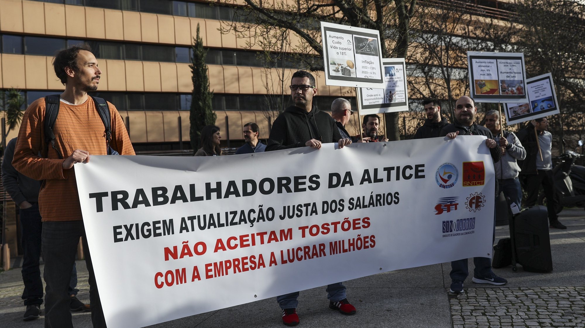 Trabalhadores da Altice manifestam-se durante uma concentração para reivindicar aumentos salariais, esta tarde junto à sede da empresa em Lisboa, 26 de janeiro de 2024. MIGUEL A. LOPES/LUSA