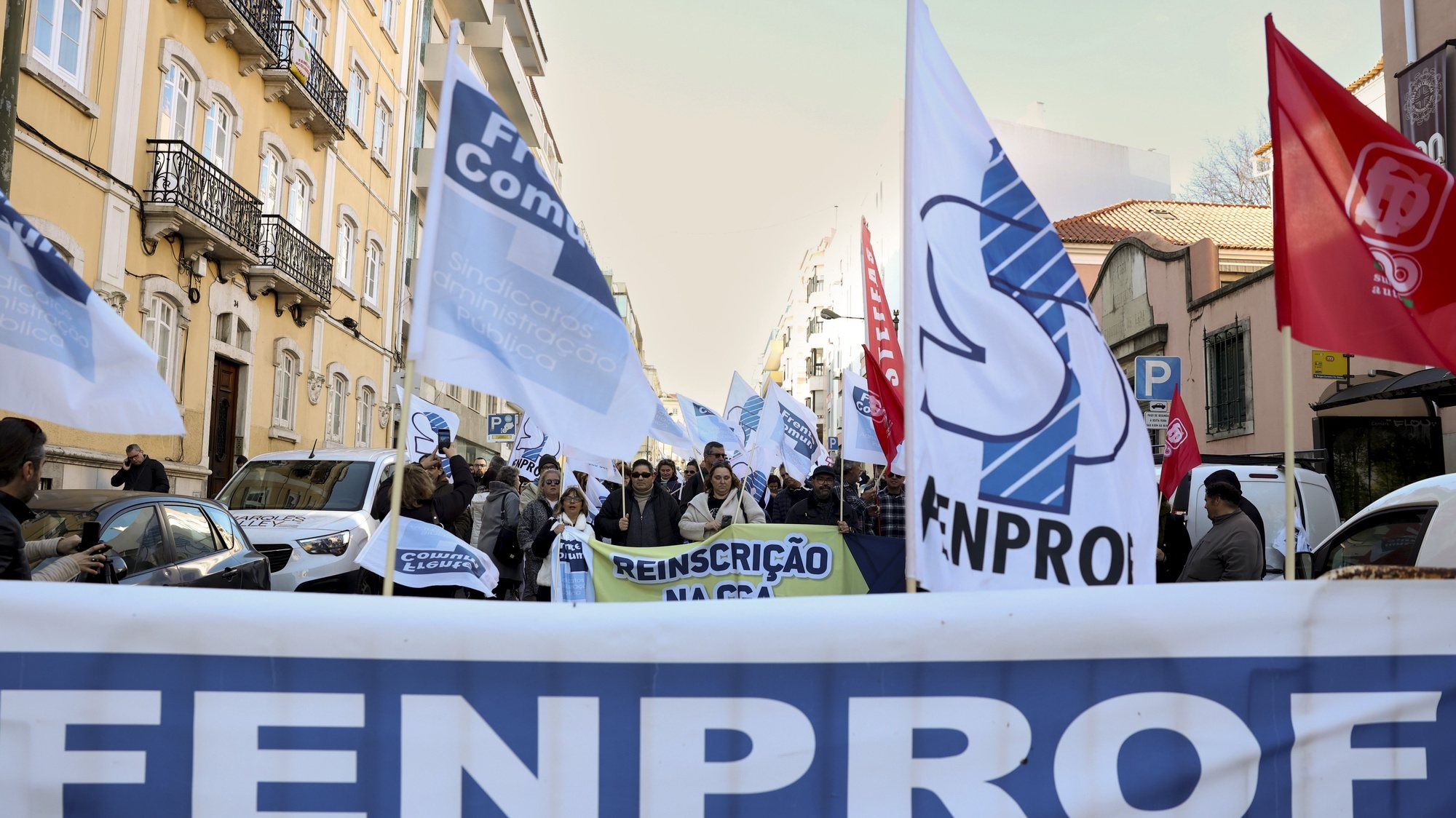 O professores participam na manifestação de professores, organizada pela FENPROF junto à residência oficial do Primeiro-Ministro, em Lisboa, 23 de janeiro de 2024. MANUEL DE ALMEIDA/LUSA