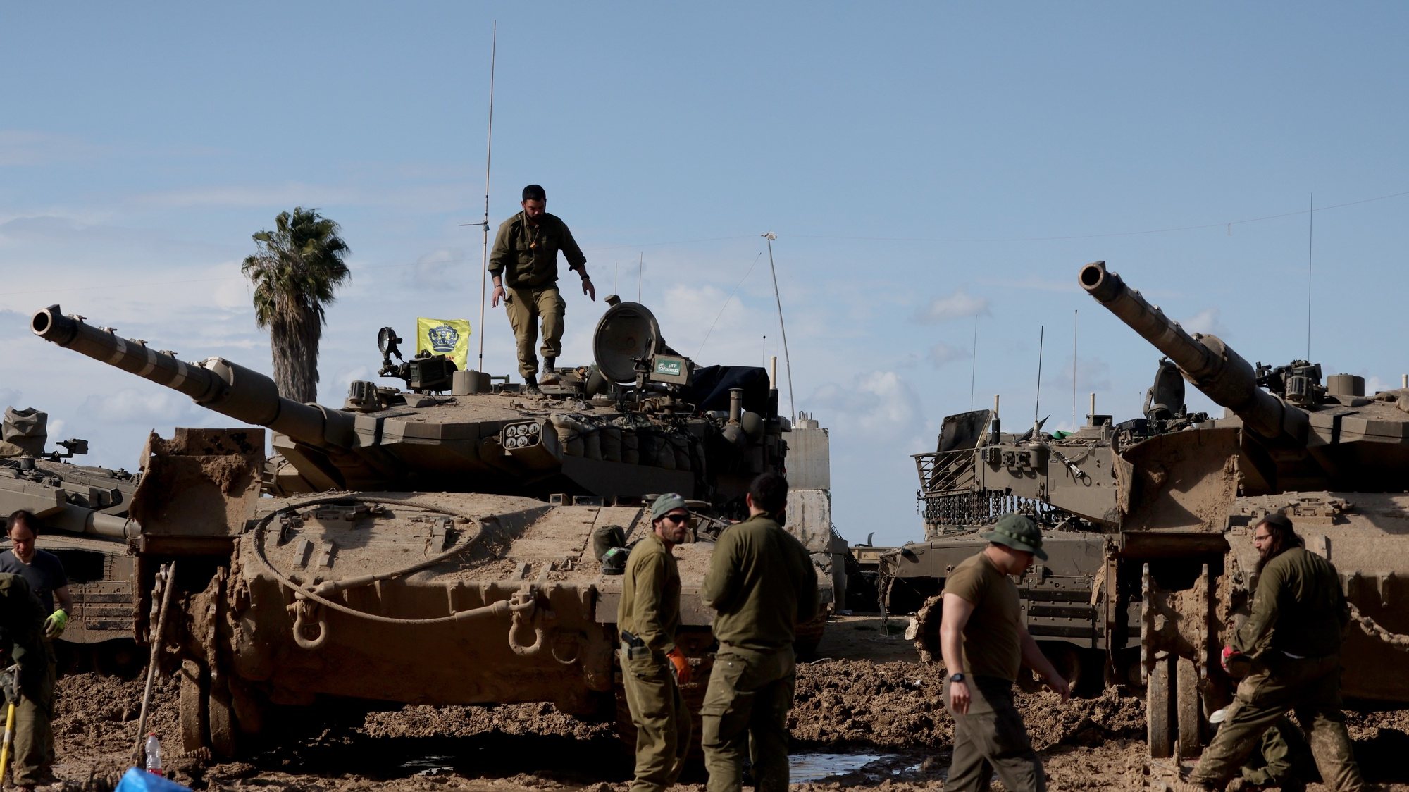 epa11117944 Israeli soldiers prepare a tank near the border with the Gaza Strip in southern Israel, 01 February 2024. Nearly 27,000 Palestinians and over 1,300 Israelis have been killed, according to the Palestinian Health Ministry and the Israel Defense Forces (IDF), since Hamas militants launched an attack against Israel from the Gaza Strip on 07 October 2023, and the Israeli operations in Gaza and the West Bank which followed it.  EPA/ABIR SULTAN