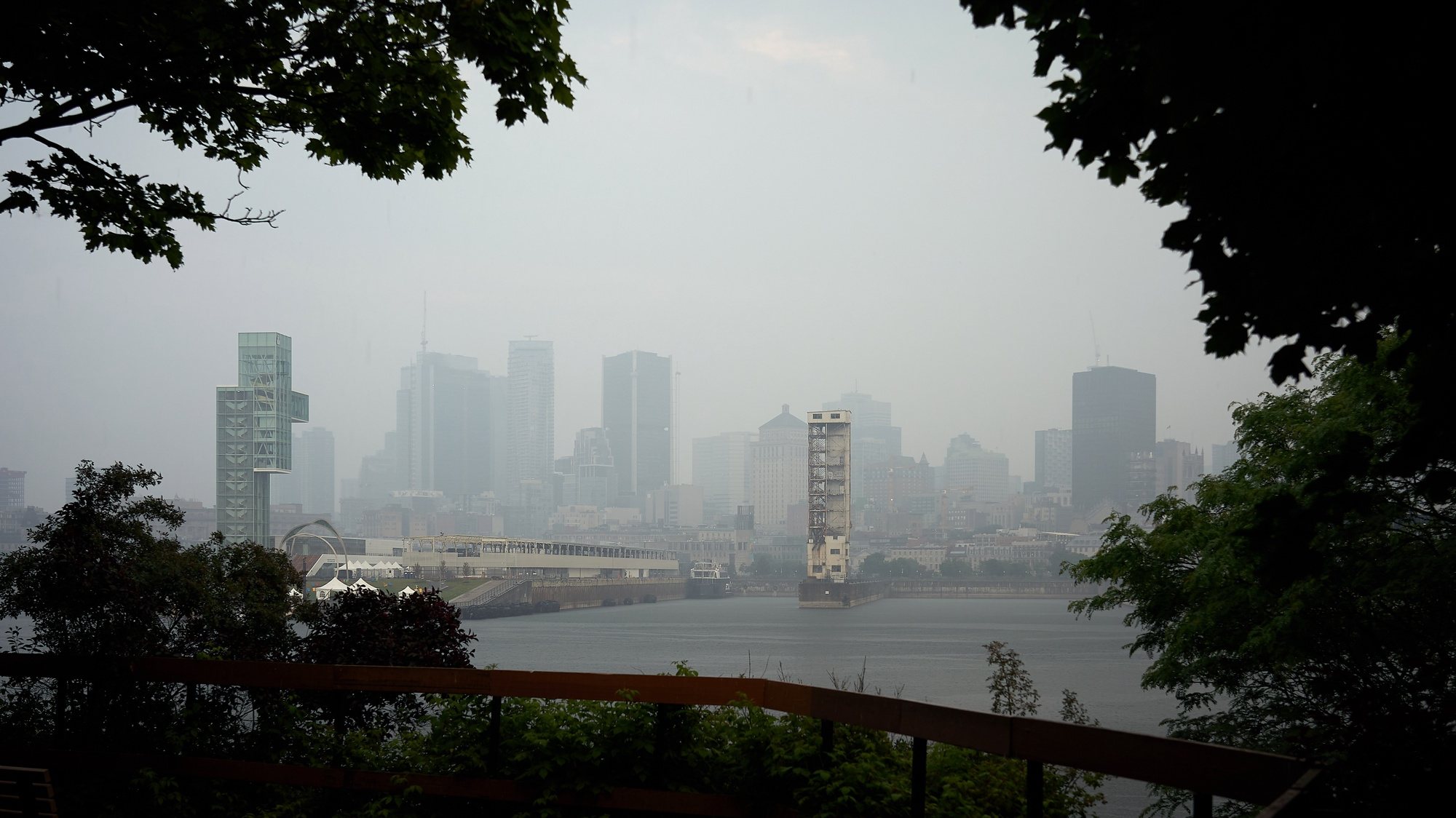 epa10712293 A view of the skyline of Montreal shrouded in haze of smog, Canada, 26 June 2023. A smog warning was issued for Montreal and surrounding area on 26 June morning as the city&#039;s Air Quality Health Index (AQHI) remained at &#039;high risk&#039;, according to Environment and Climate Change Canada (ECCC). The smog is a product of a number of wildfires currently burning in northern Quebec, with winds blanketing parts of the Canadian province in smoke.  EPA/ANDRE PICHETTE