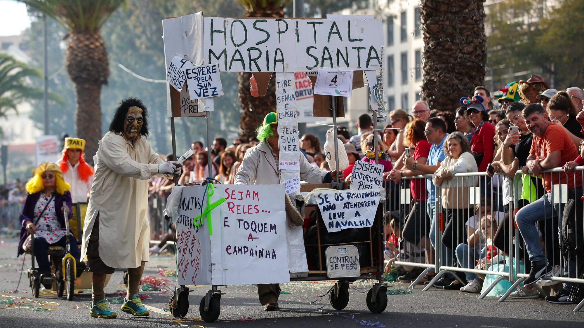 Foliões participam no cortejo de Carnaval Trapalhão, um desfile satírico reconhecido e integrado oficialmente nas Festas de Carnaval da Madeira, no Funchal, ilha da Madeira, 13 de fevereiro de 2024. HOMEM DE GOUVEIA/LUSA