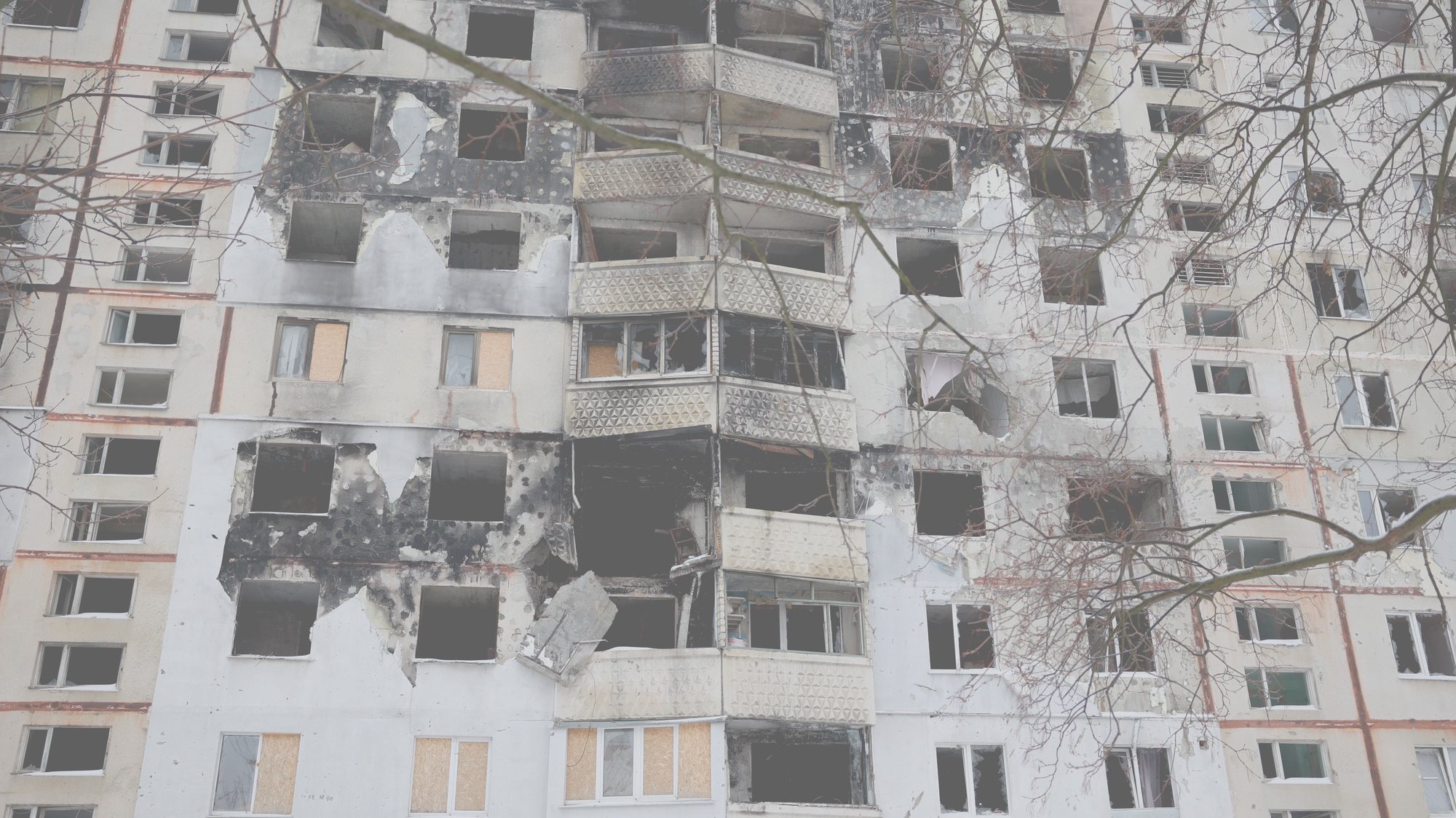 Destroços de um edifício bombardeado no bairro de Saltivka, nos arredores de Kharkiv, viveu as primeiras horas da invasão russa,  e que chegou a ser uma linha de frente e onde são visíveis os vestígios de destruição de bombardeamentos intensivos no dia 15 de fevereiro de 2022, data do início da ofensiva russa na Ucrânia, em Kharkiv, Ucrânia, 15 de fevereiro de 2024. (ACOMPANHA TEXTO DA LUSA DO DIA 16 DE FEVEREIRO DE 2024). ANTONIO COTRIM/LUSA