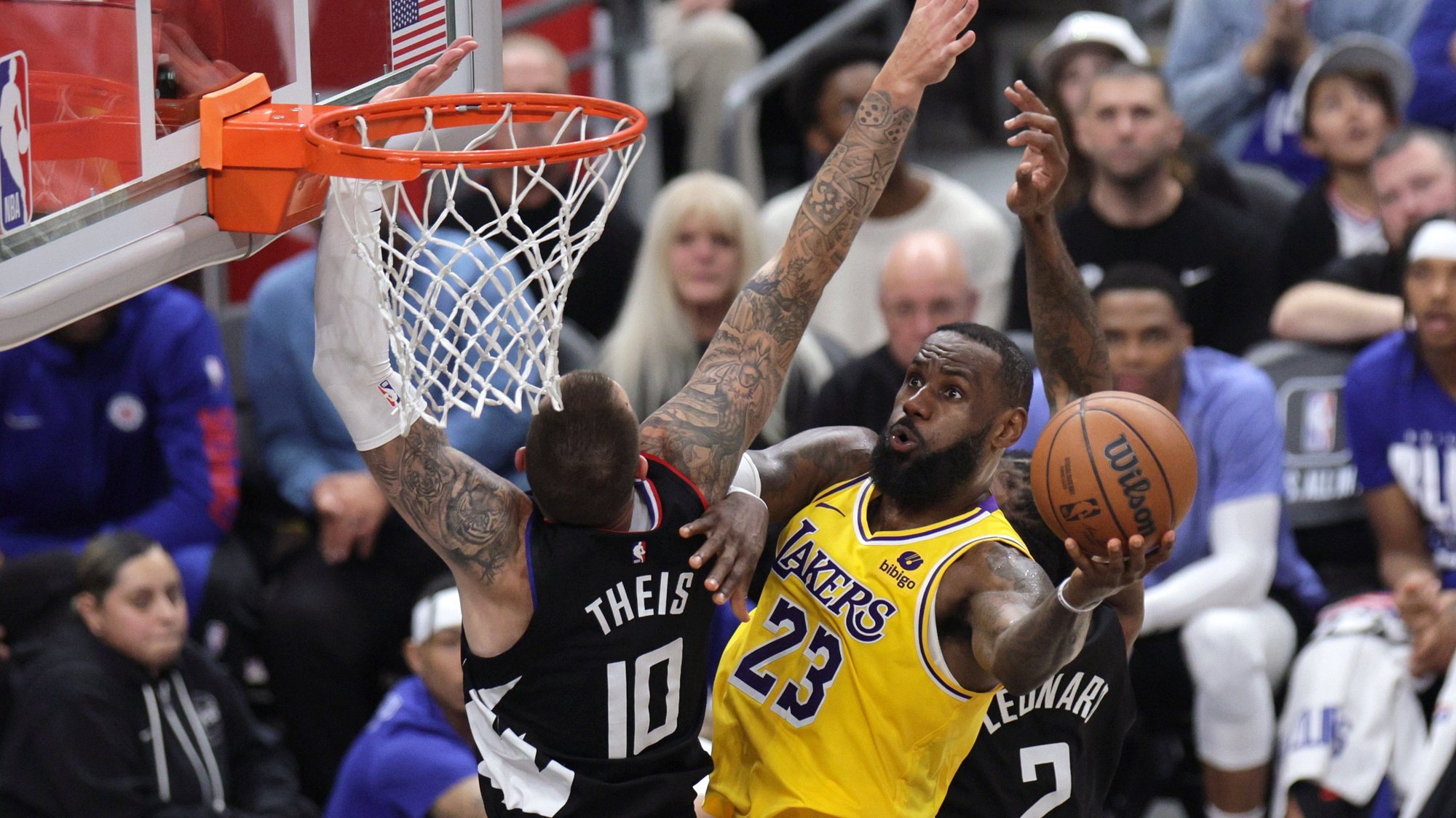 epa11187879 Los Angeles Lakers forward LeBron James (R) shoots the ball against Los Angeles Clippers center Daniel Theis (L) during the second half of the NBA basketball game between the Los Angeles Lakers and the Los Angeles Clippers in Los Angeles, California, USA, 28 February 2024.  EPA/ALLISON DINNER SHUTTERSTOCK OUT