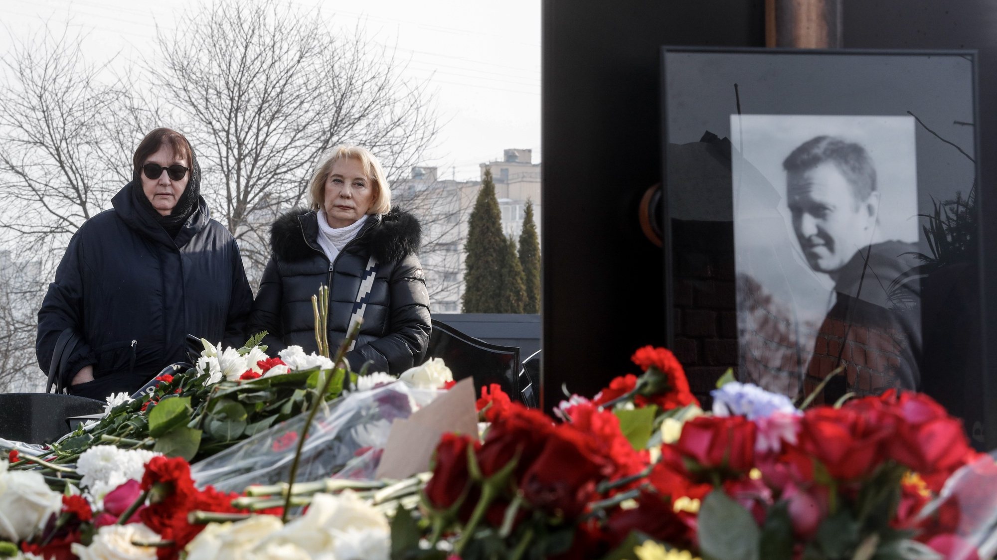 Lyudmila Navalnaya (E), mãe de Alexei Navalny, junto à campa do filho no dia do seu funeral.