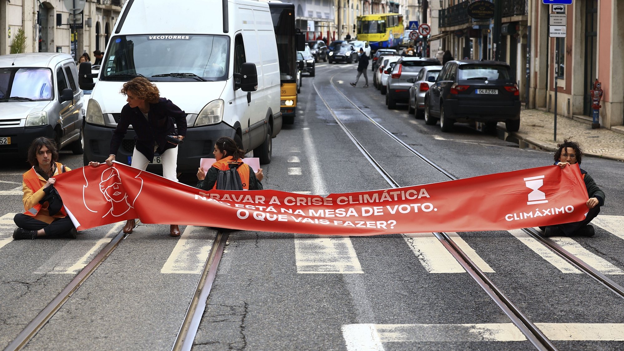 Elementos do grupo Climáximo, durante uma ação de protesto para pedirem aos políticos uma ação mais concreta por causa do clima, Lisboa, 09 de março de 2024.  ANTÓNIO COTRIM/LUSA