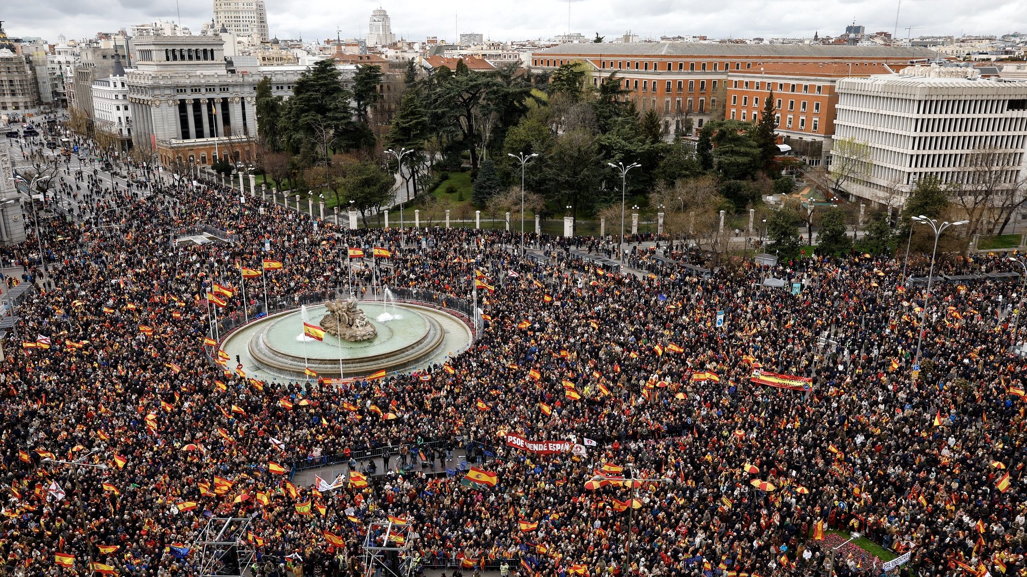 epa11208623 Protesters wave Spanish flags as they gather during a protest called by right wing civil platforms against the government and the so-called Amnesty Law in Madrid, Spain, 09 March 2024.  EPA/CHEMA MOYA
