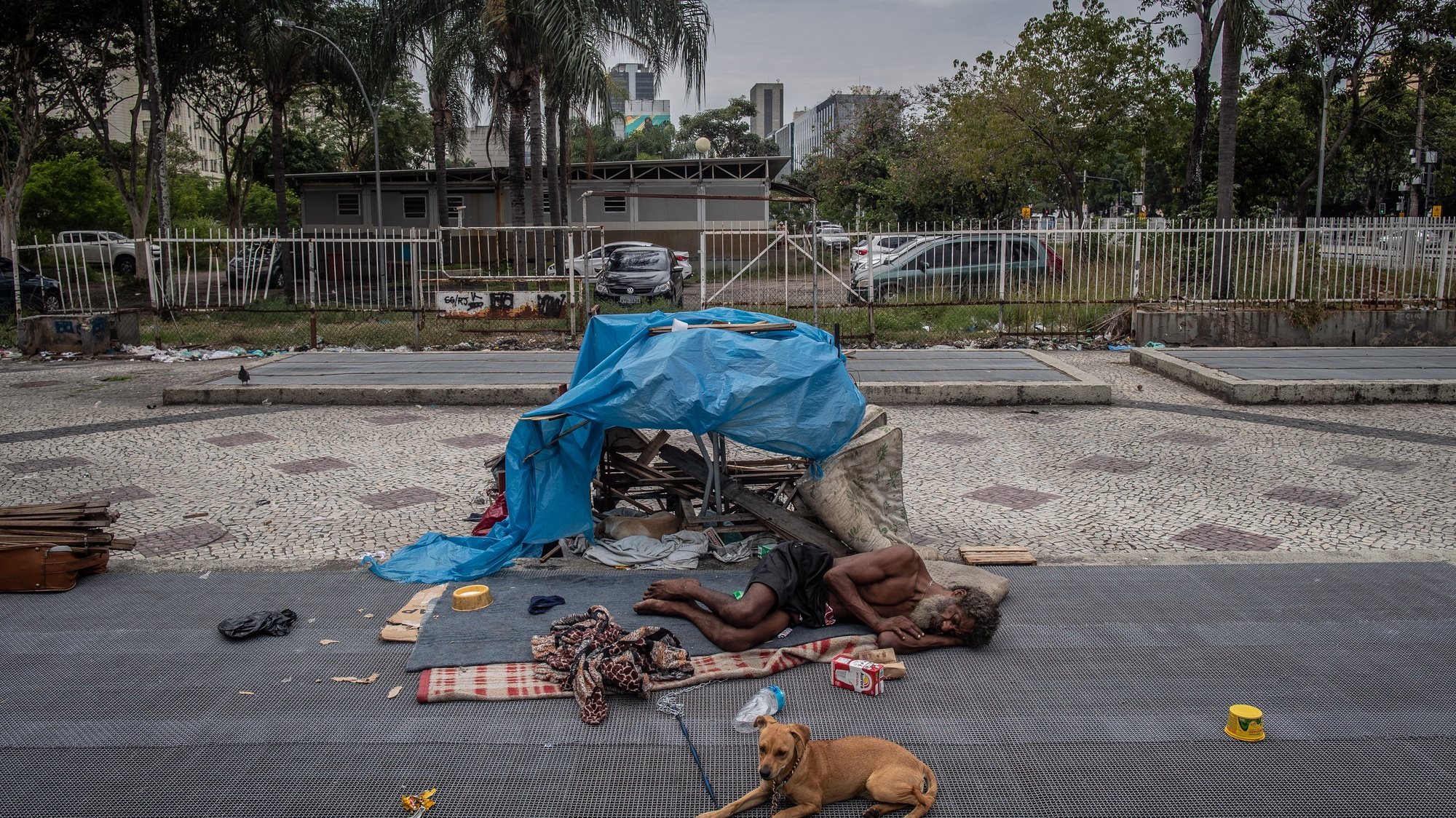 epa10209671 A man sleeps in front of his shelter in Rio de Janeiro, Brazil, 20 September 2022 (Issued 27 September 2022).The presidential campaigns in Brazil focused on 33 million poor people affected by hunger, a situation that has not changed despite changes in government.  EPA/ANDRE COELHO