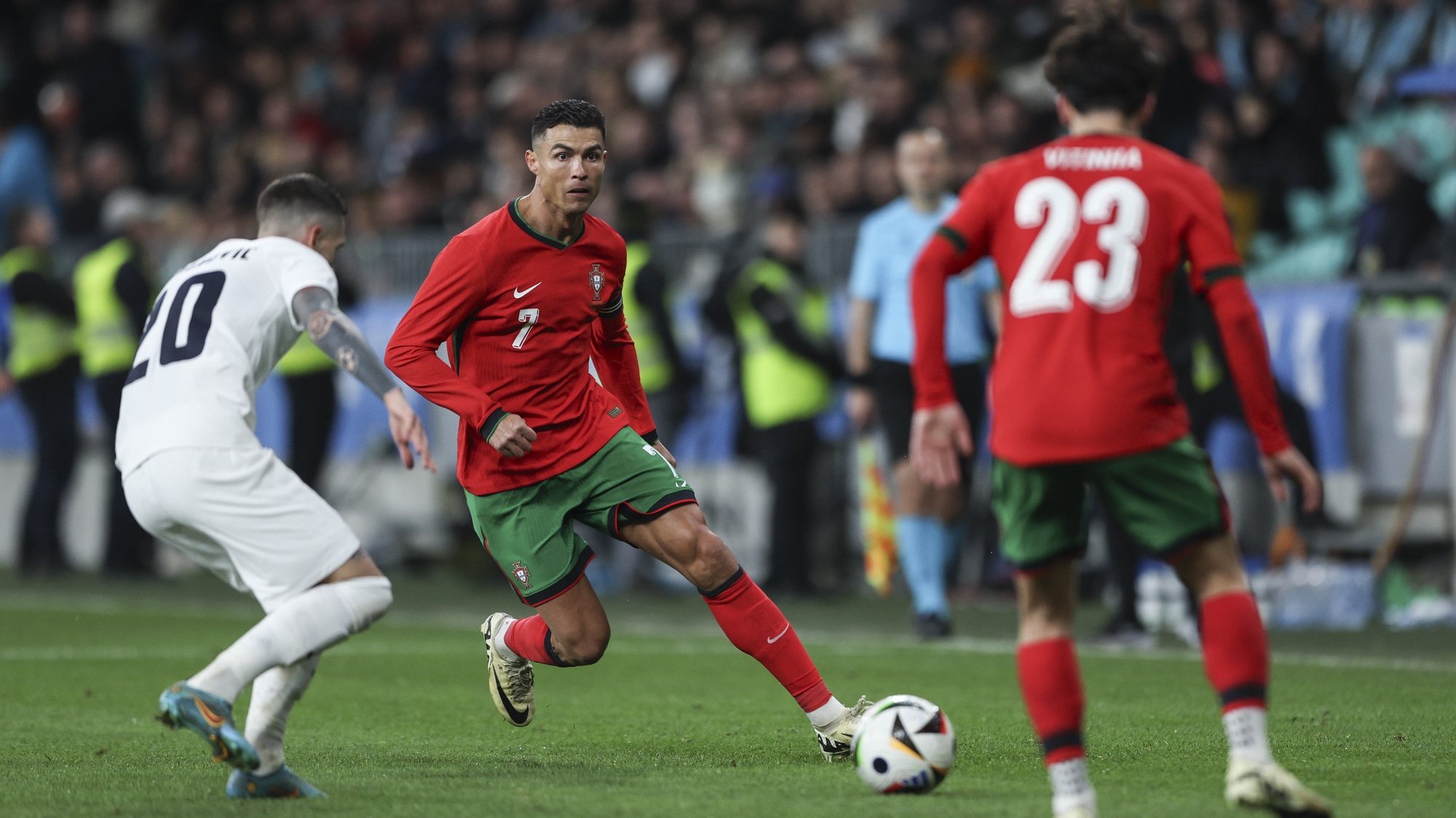 Slovenia`s player Stojanovic (L) fights for the ball with Portugal`s Cristiano Ronaldo (C) during their friendly soccer match in preparation for the upcoming Euro 2024 held at Stozice Stadium in Ljubljana, Slovenia, 26th March 2024. MIGUEL A. LOPES/LUSA
