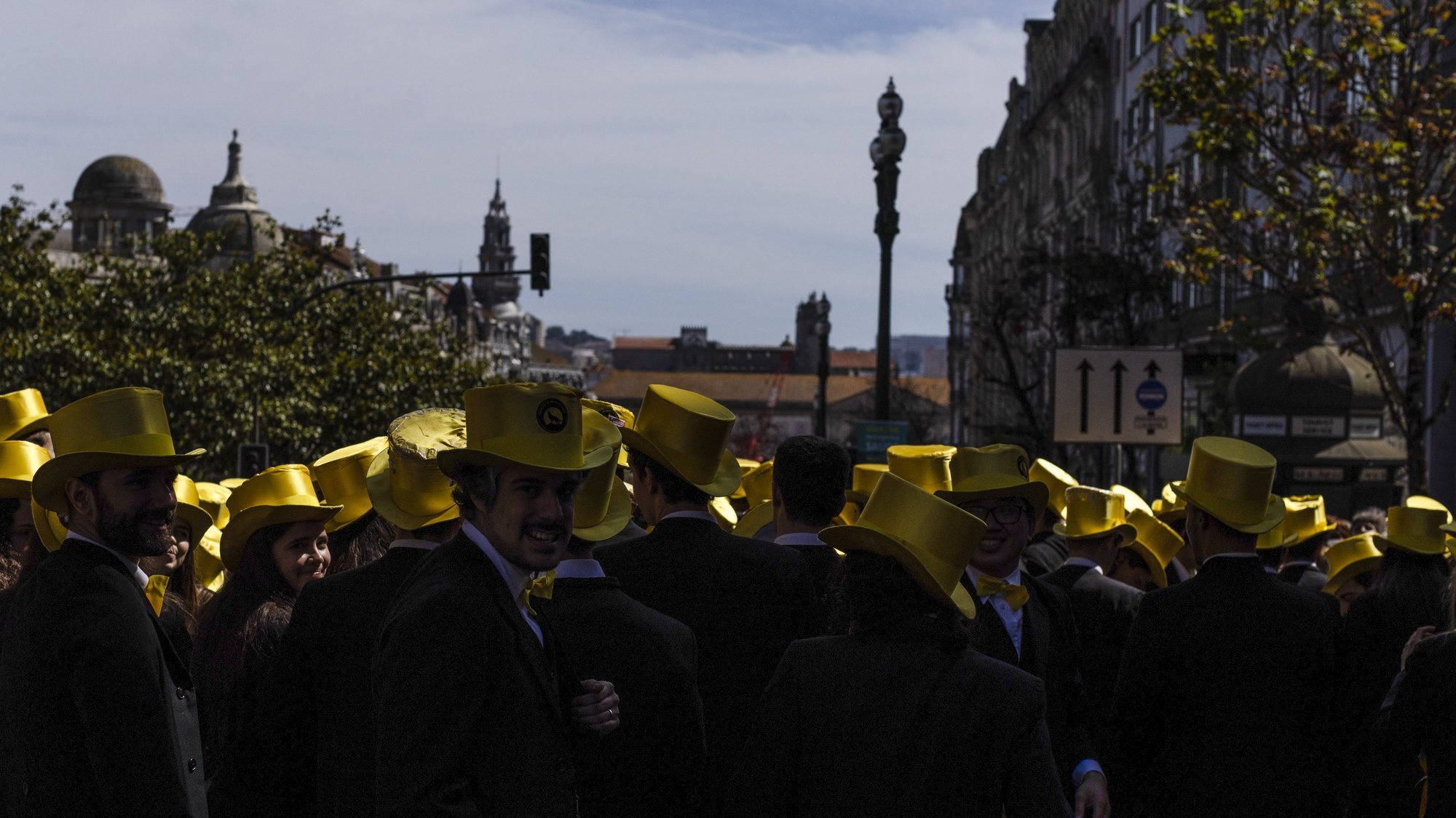Estudantes participam no Cortejo Académico da Queima das Fitas com início na Rua de Camões até à Avenida dos Aliados, no Porto, 9 de maio de 2023. JOSÉ COELHO/LUSA
