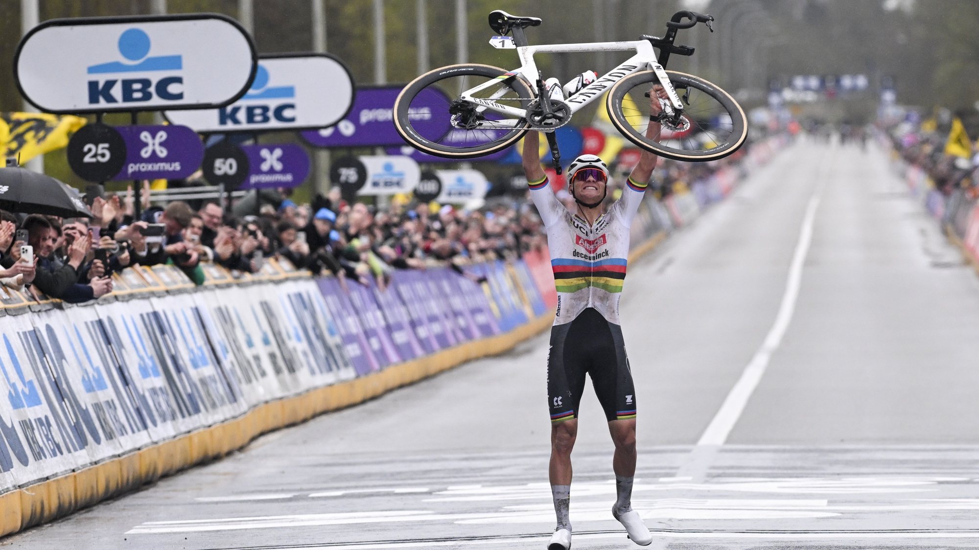 epa11253254 Dutch rider Mathieu van der Poel of team Alpecin Deceuninck celebrates as he wins the Ronde van Vlaanderen (Tour of Flanders) cycling classic over 270.8km from Antwerp to Oudenaarde, Belgium, 31 March 2024.  EPA/FREDERIC SIERAKOWSKI