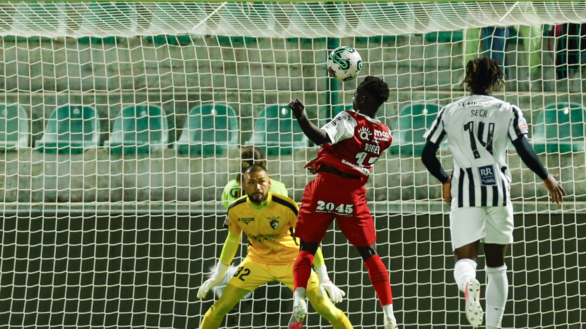 O jogador do Sporting de Braga, Roger Fernandes (C), marca um golo contra o Portimonense durante o jogo da I Liga de futebol, realizado no estádio do Portimonense, em Portimão, 01 de abril de 2024. LUÍS FORRA/LUSA