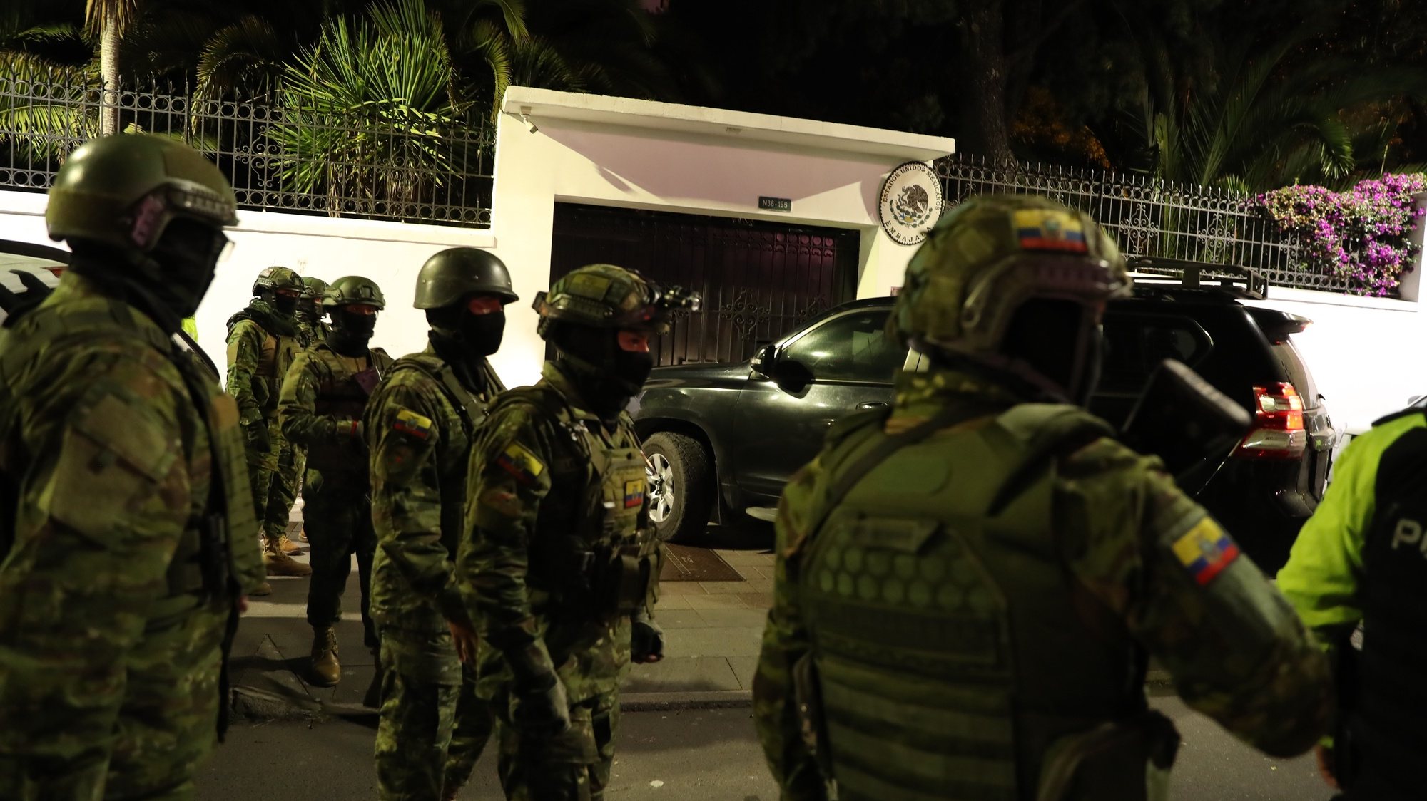 epa11261737 Members of an elite unit of the Ecuadorian Police break into the Mexican Embassy to arrest former Ecuadorian Vice President Jorge Glas, convicted of corruption, and who was denied political asylum, in Quito, Ecuador, 05 April 2024.  EPA/JOSE JACOME