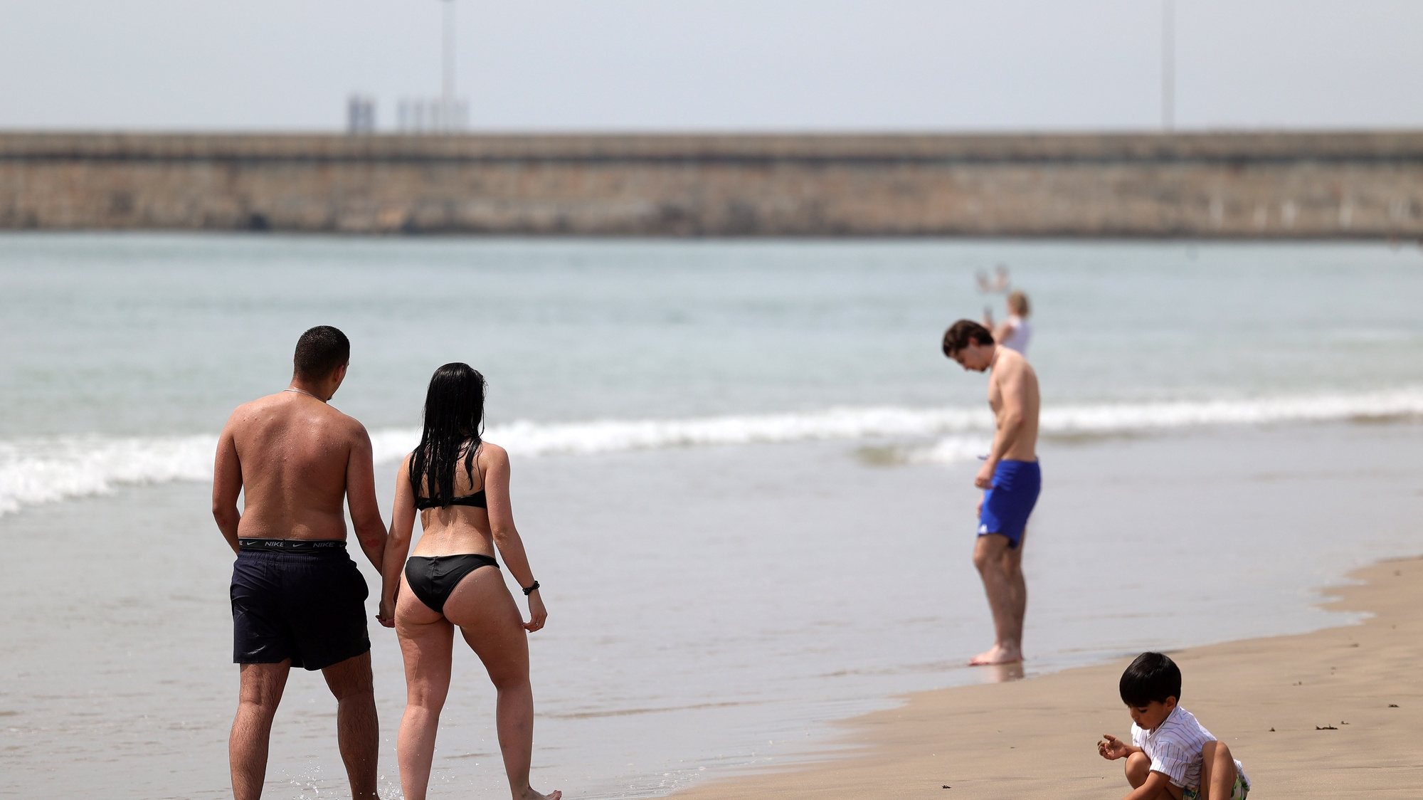 Cidadãos aproveitam o calor que se faz sentir na praia de Matosinhos, 02 de maio 2023. A continuação de temperaturas elevadas, ausência de precipitação e perigo de incêndio muito elevado são algumas das previsões do Instituto Português do Mar e das Atmosfera (IPMA) para os próximos meses. ESTELA SILVA/LUSA