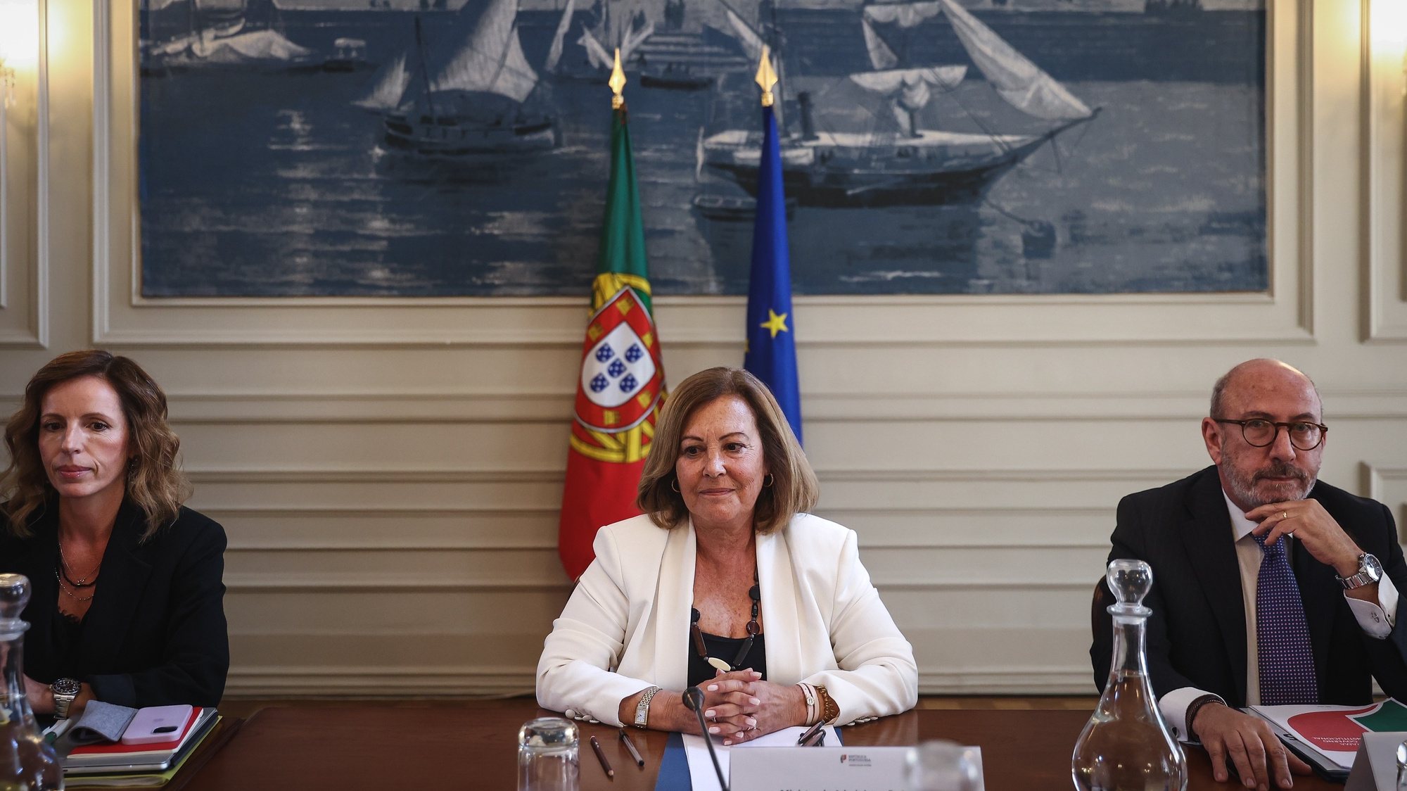 A ministra da Administração Interna, Maria Blasco (C), durante uma reunião com as forças de segurança no âmbito do diálogo social entre o Ministério da Administração Interna, os Sindicatos e as Associações Socioprofissionais das Forças de Segurança, em Lisboa, 12 de abril de 2024. RODRIGO ANTUNES/LUSA