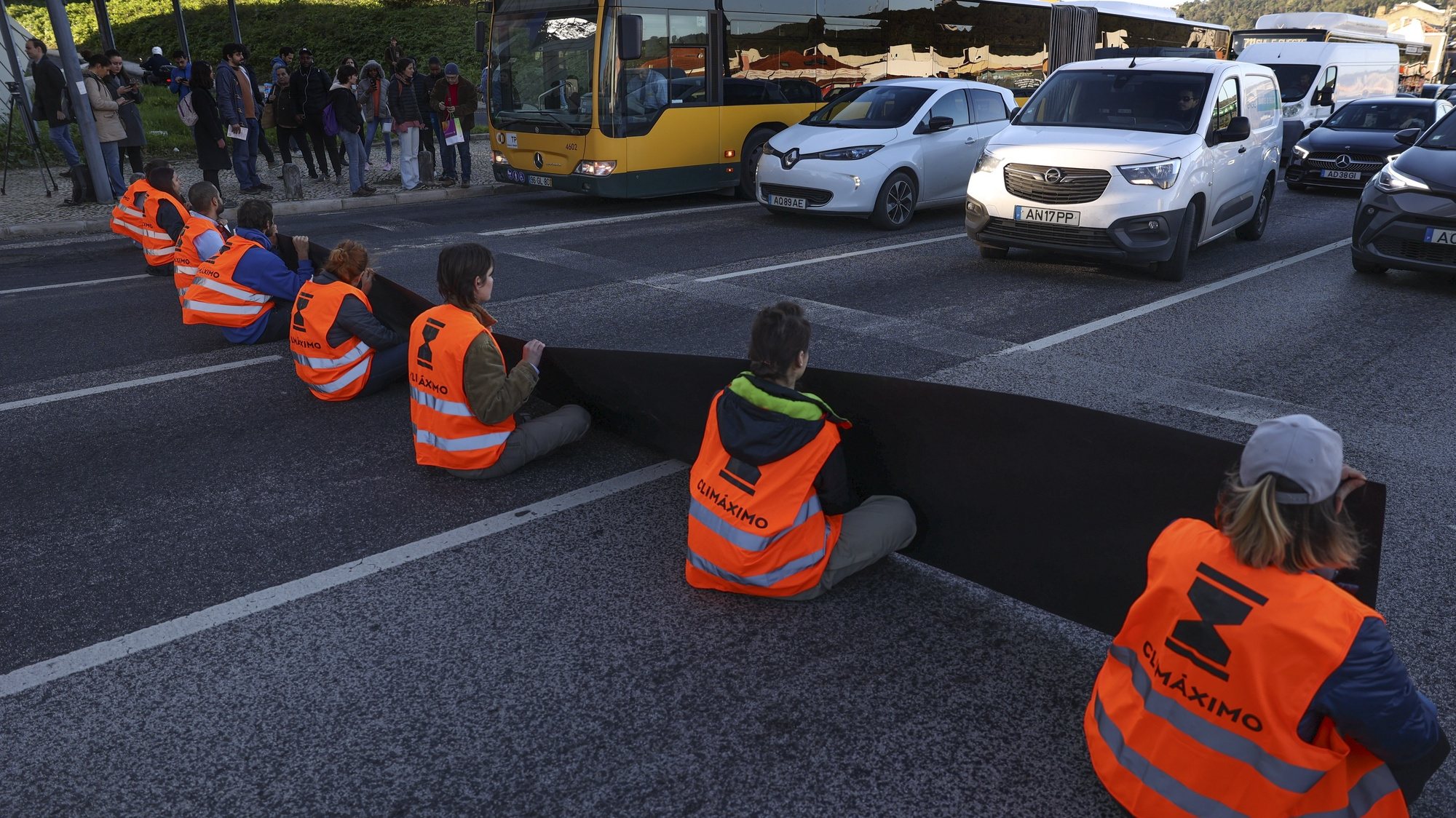 Ativistas da Climáximo bloqueiam o acesso a Lisboa pela A5 durante uma ação de protesto, 14 de dezembro de 2023. MIGUEL A. LOPES/LUSA