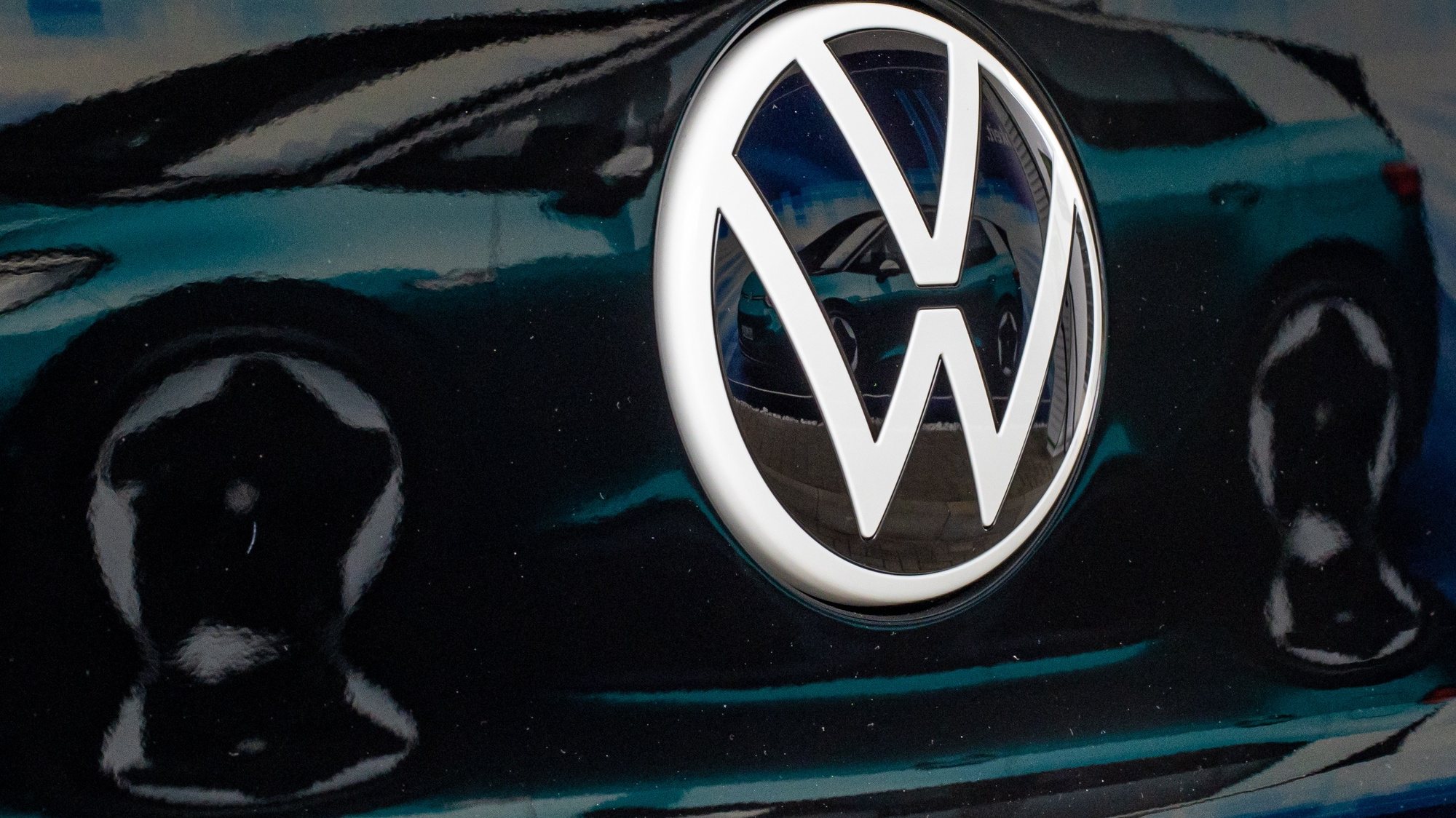 epa10650228 The Volkswagen logo on the trunk of an ID.3 automobile at a charging station following assembly at the Volkswagen (VW) vehicle factory in Zwickau, Germany, 24 May 2023. The plant in Zwickau, completely re-equipped for electric mobility for a total of 1.2 billion euros, produces exclusively all-electric vehicles and has become the largest and highest-performance electric car plant in Europe for the Volkswagen group.  EPA/MARTIN DIVISEK
