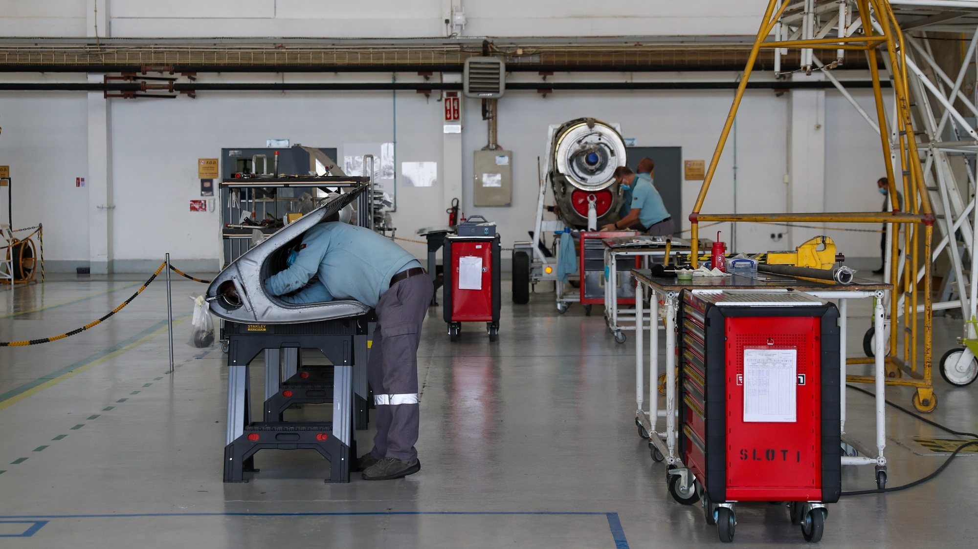 Um trabalhador  procede à reparação de uma peça da fuselagem  de uma aeronave nas  instalações da OGMA, Alverca ,19 de novembro de 2021, em Alverca. ANTÓNIO COTRIM/LUSA